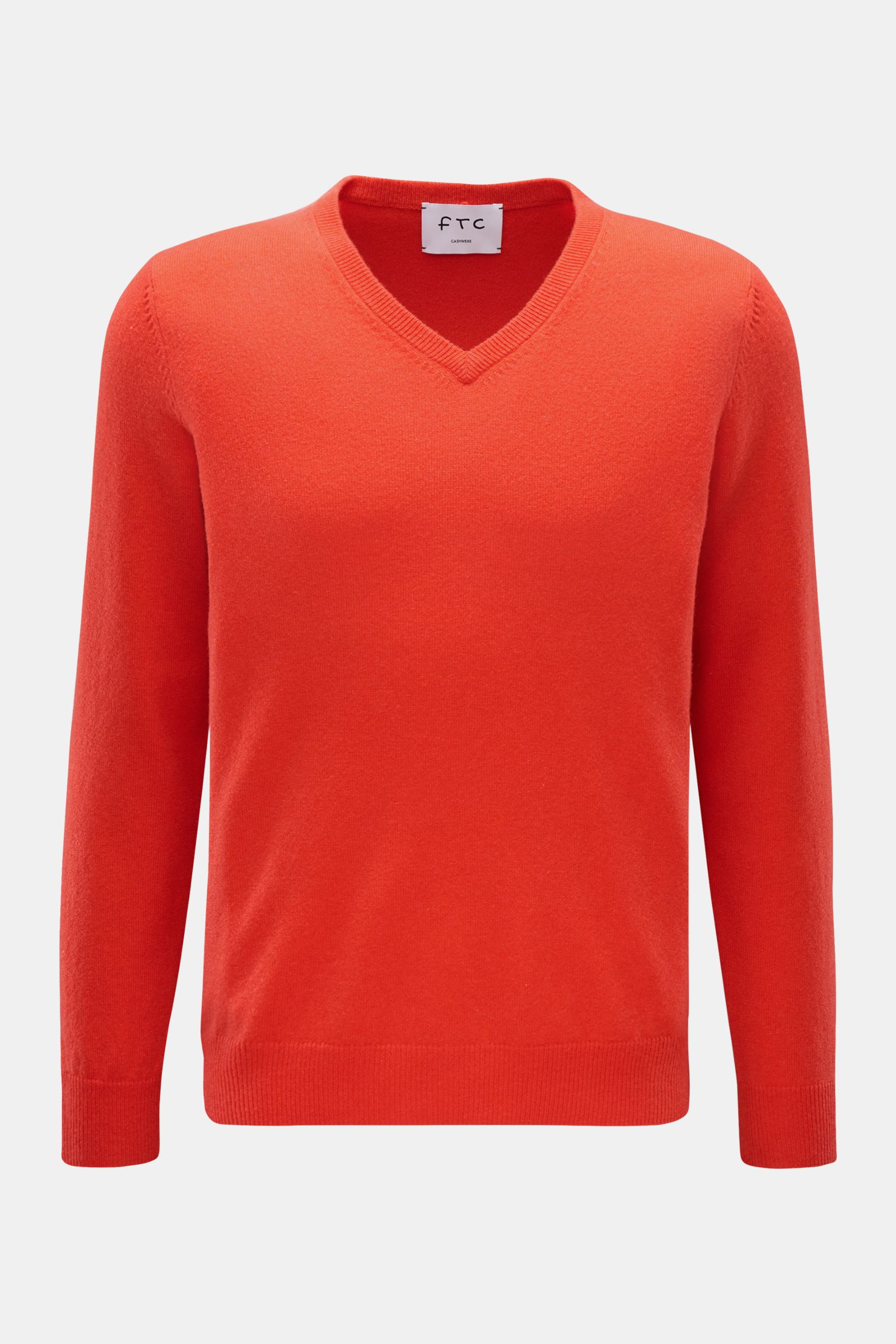 FTC Cashmere V-Neck Pullover hellrot, frontal fotografiert, Slim Fit mit V-Ausschnitt, feinem Strickbild, weichem Fair-Trade-Cashmere und Rippbündchen.