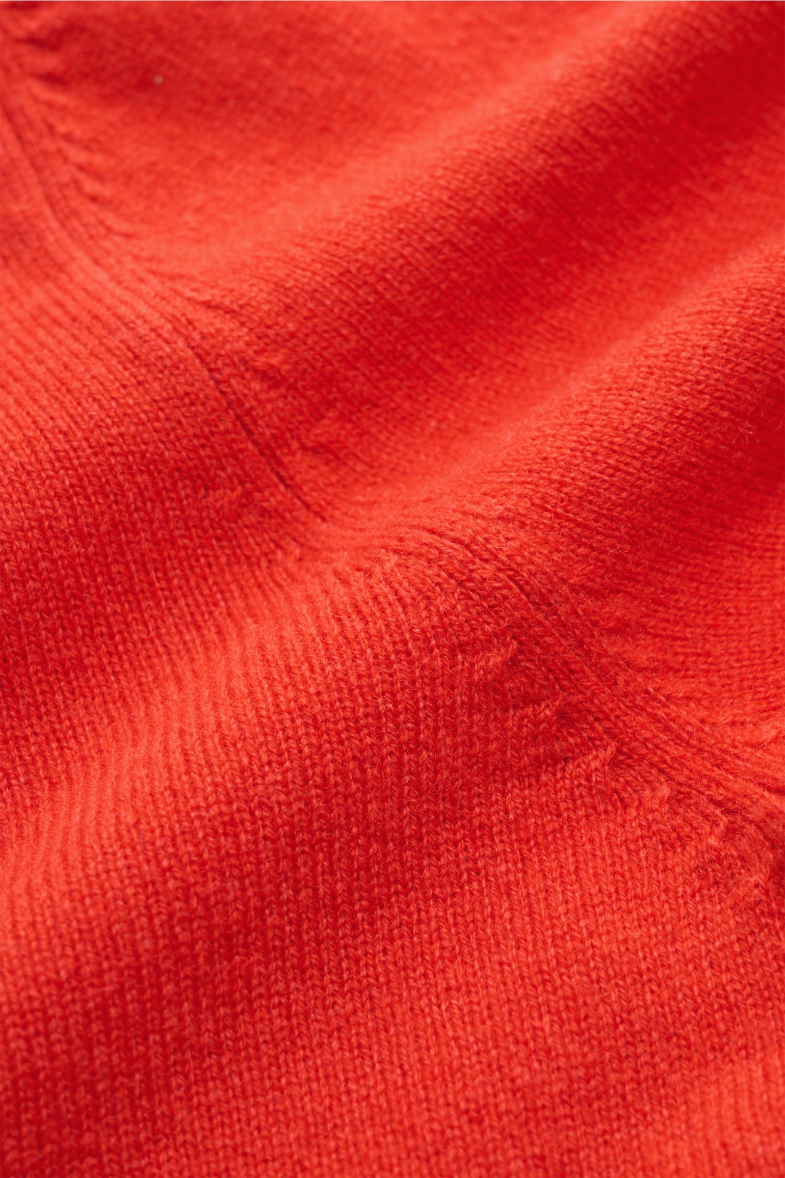 FTC Cashmere V-Neck Pullover hellrot Nahaufnahme des feinen Strickbilds aus reinem Fair-Trade-Cashmere mit weichem Griff.