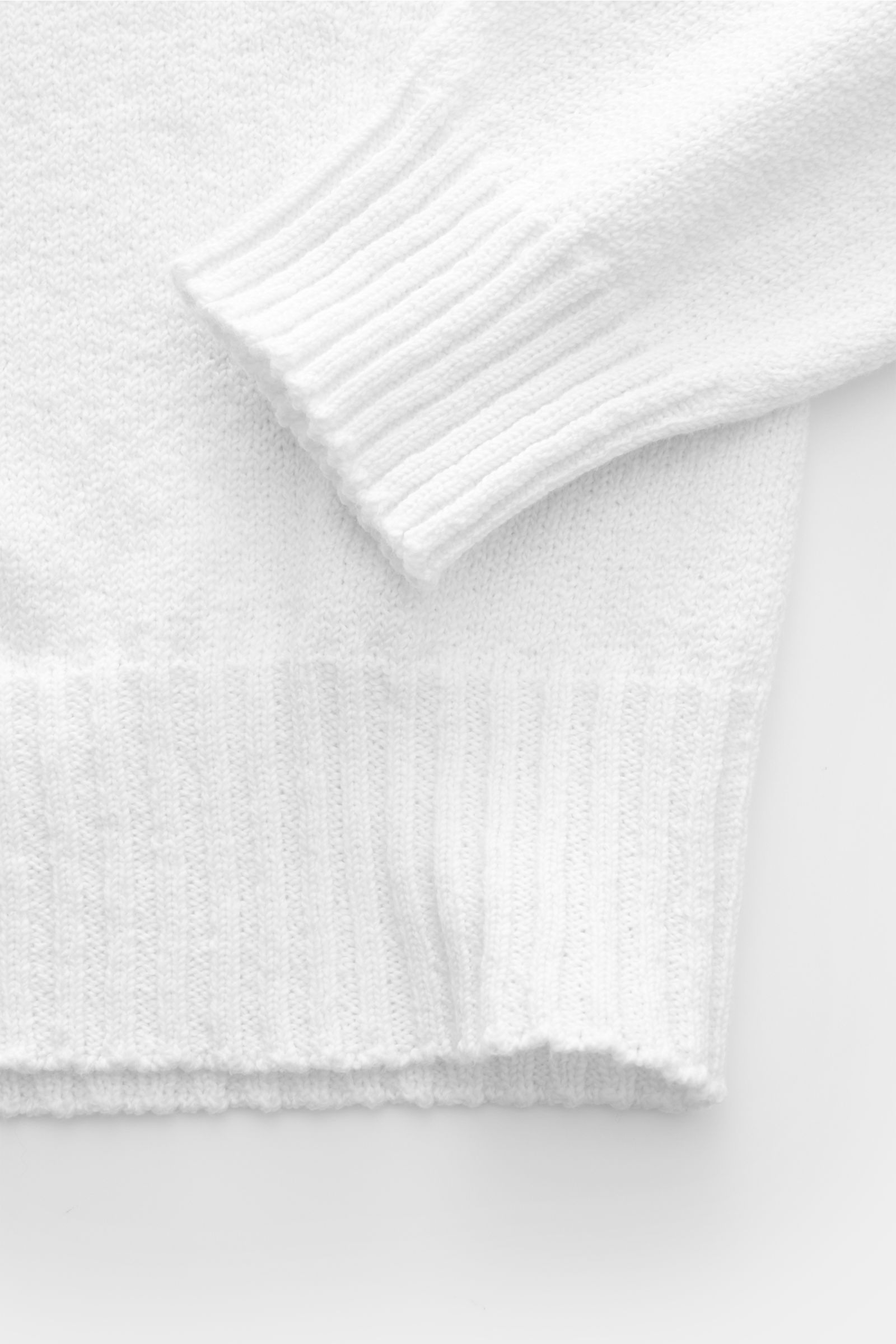 Close-up front view of Drumohr V-neck jumper white showing soft cotton knit with light bouclé texture, slim fit, wide ribbed bands on cuff and hem. Renowned Italian brand DRUMOHR is known for its premium knitwear: This V-neck jumper made of soft cotton in