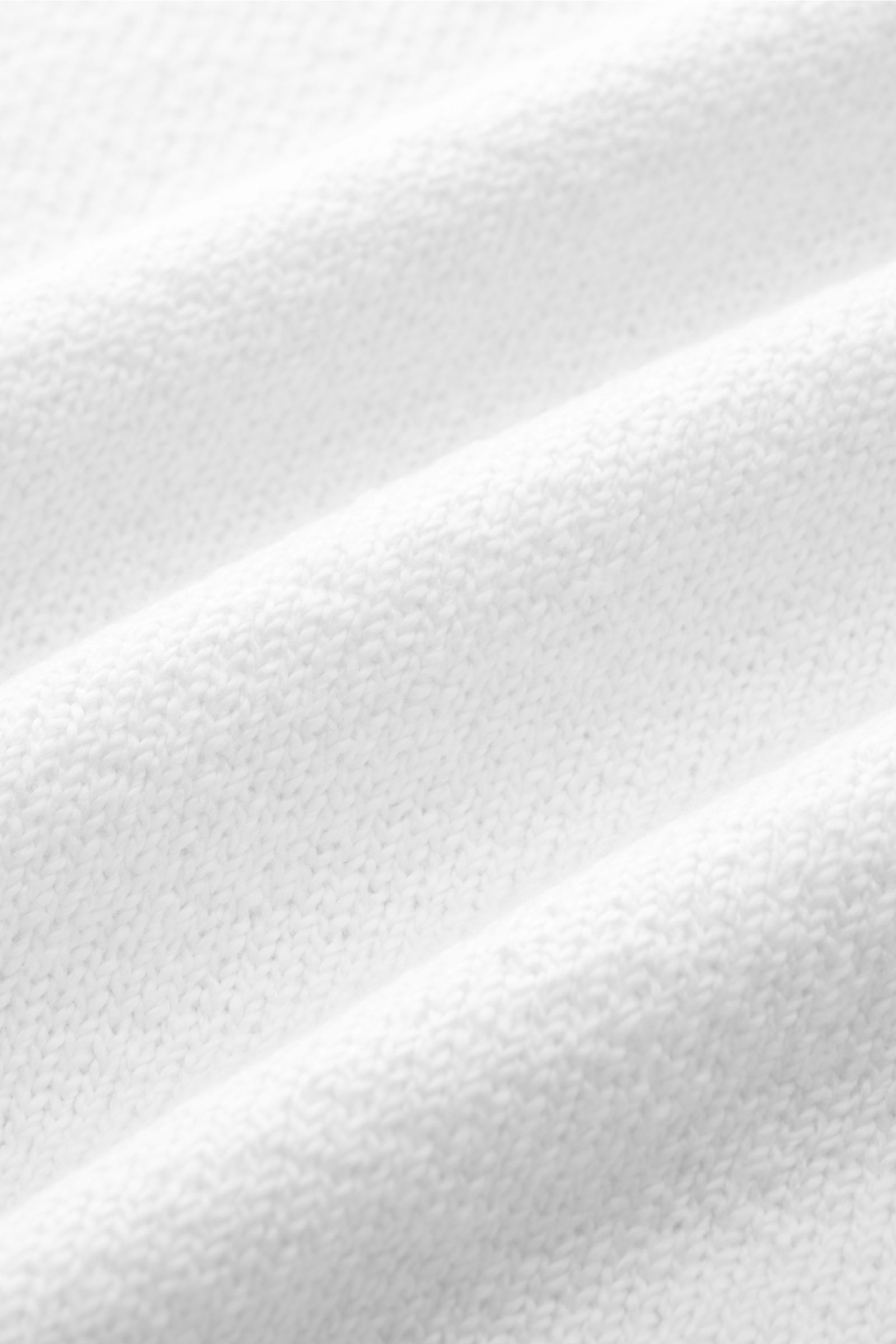 Close-up front view of Drumohr V-neck jumper white showing soft, light bouclé cotton knit texture with wide ribbed bands, slim fit, medium-fine knit. Renowned Italian brand DRUMOHR is known for its premium knitwear: This V-neck jumper made of soft cotton 