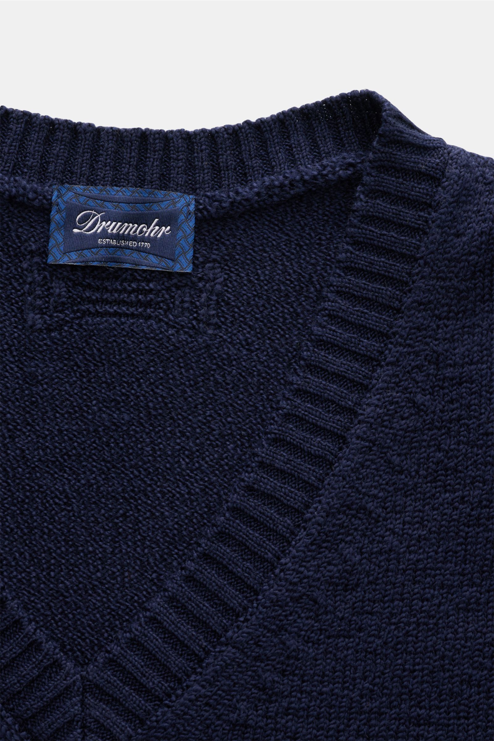 Nahaufnahme des dunkelblauen Drumohr V-Neck Pullovers aus reiner Baumwolle mit leichter Bouclé-Struktur, V-Ausschnitt und breiten Rippbündchen.