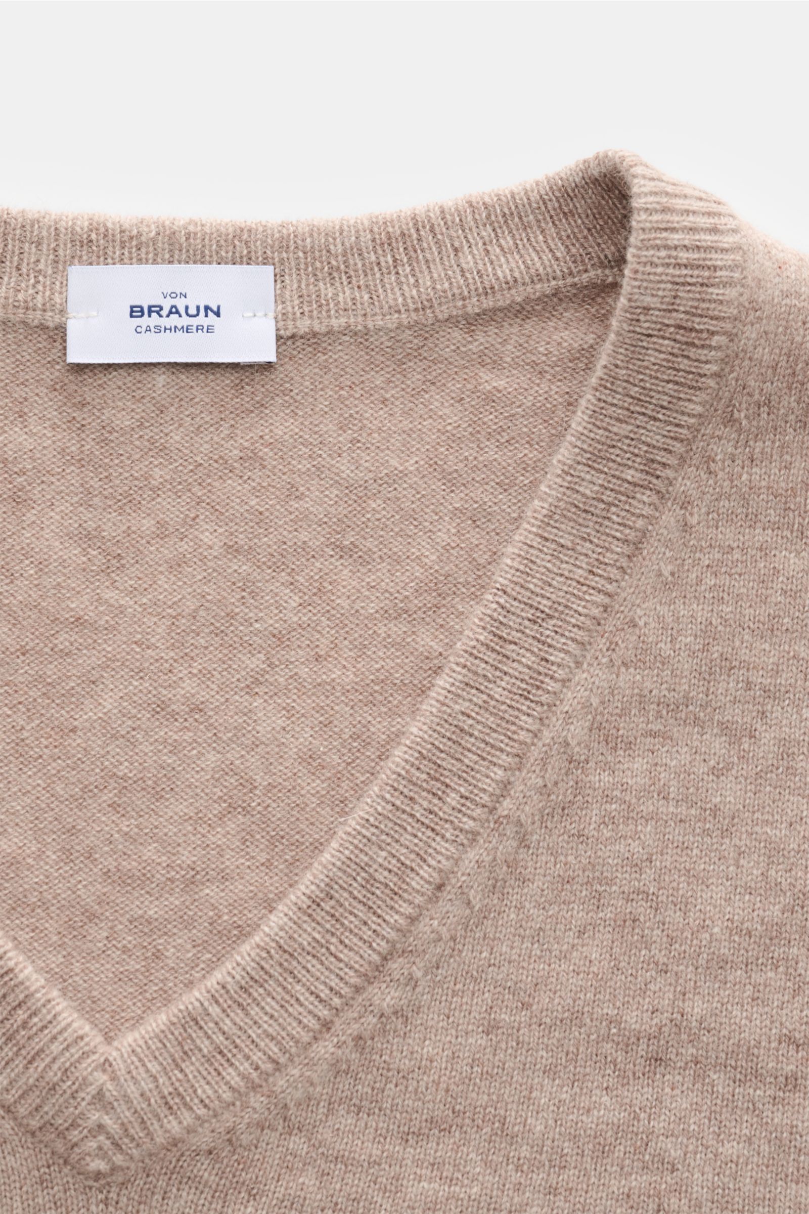Nahaufnahme von von Braun Cashmere V-Neck Pullover beige meliert mit feinem Strickbild, V-Ausschnitt und elastischen Rippbündchen, aus reinem Cashmere