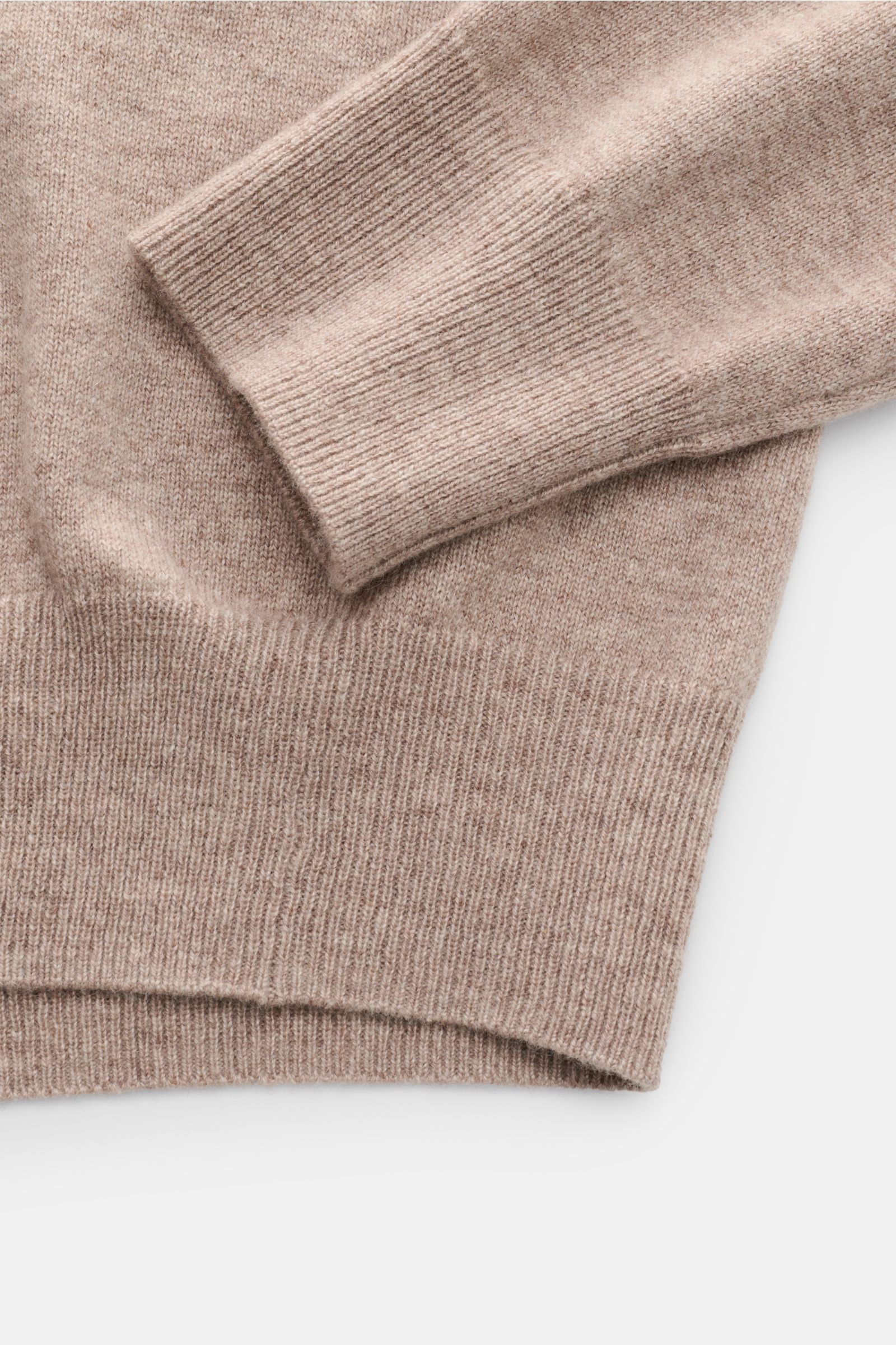 von Braun Cashmere V-Neck Pullover beige meliert, Detailaufnahme von unten mit elastischen Rippbündchen, feinem Strickbild, Slim Fit, sehr weicher Griff aus reinem Cashmere