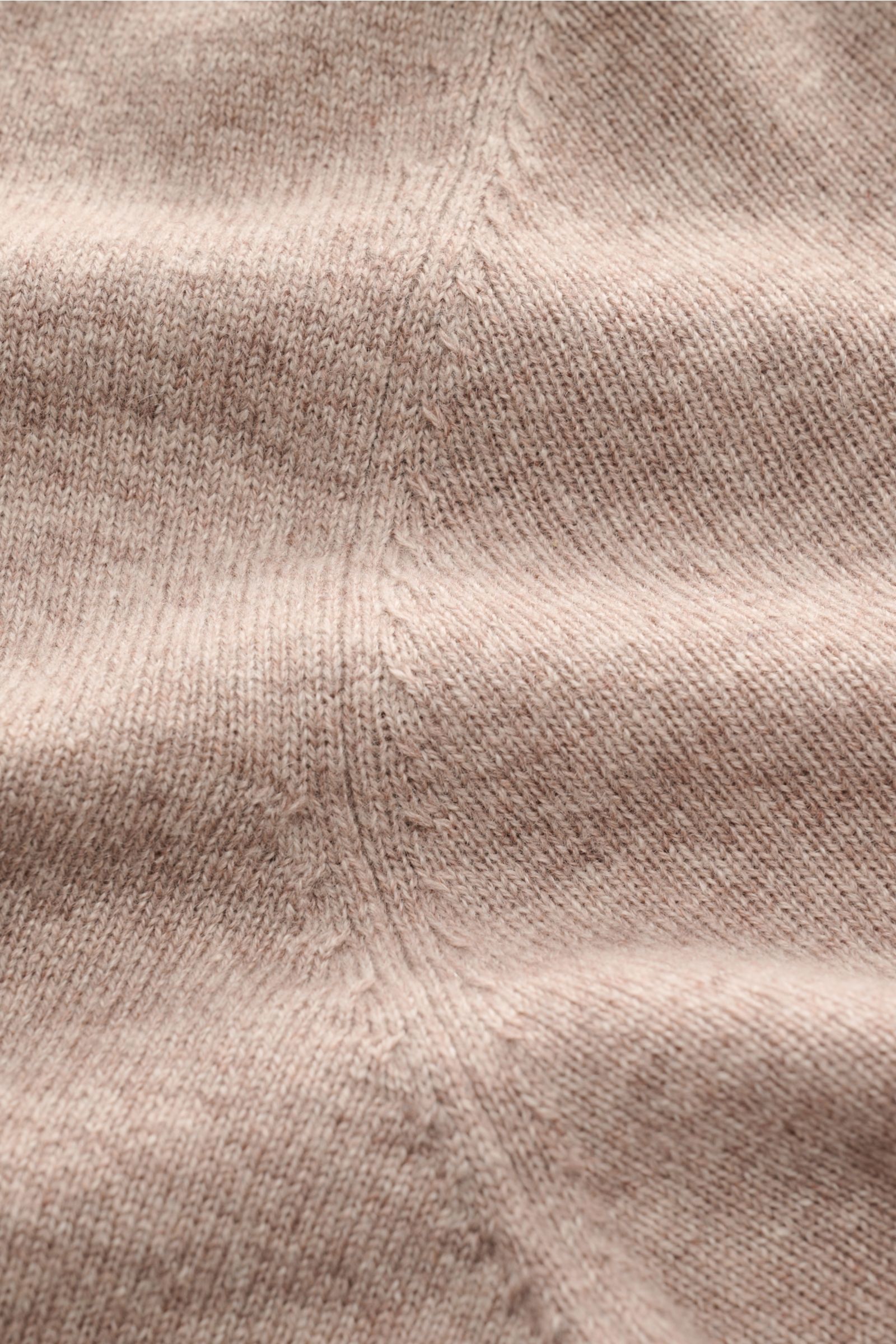 Nahaufnahme des von Braun Cashmere V-Neck Pullovers beige meliert, zeigt feines Strickbild, weichen Griff, Slim Fit, V-Ausschnitt und elastische Rippbündchen.