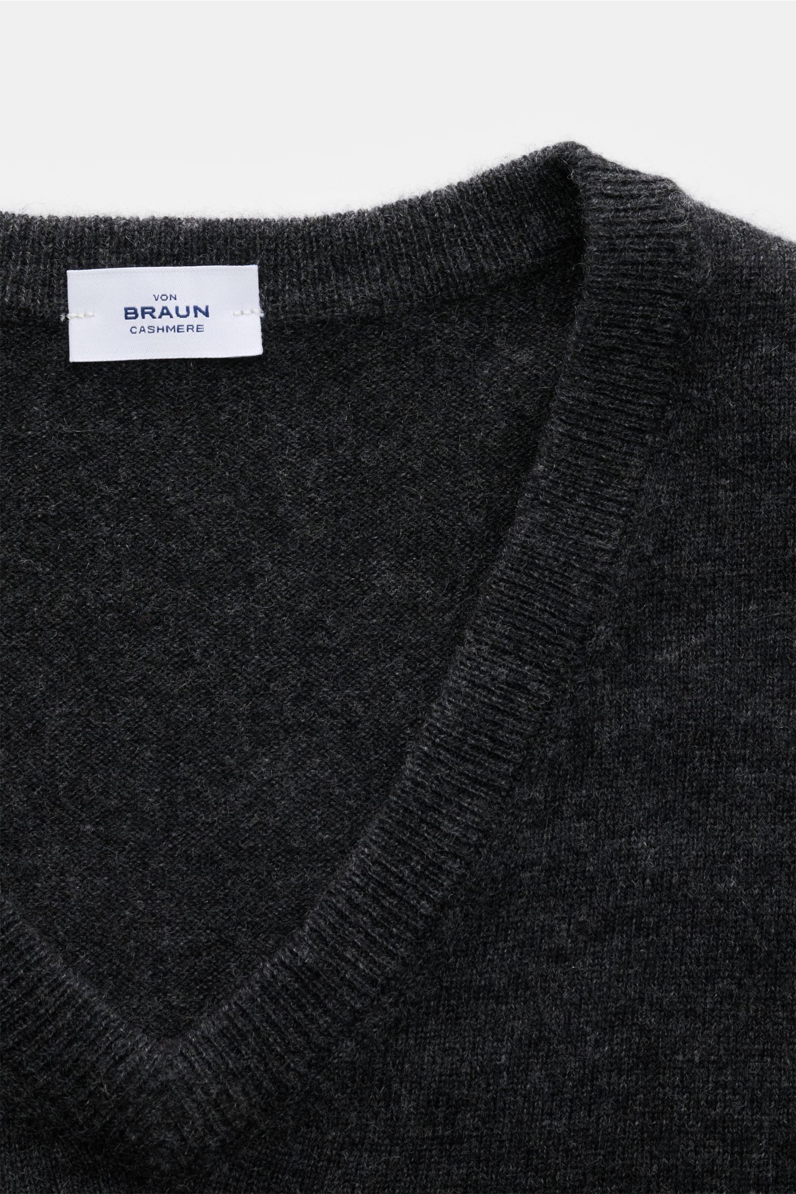 Nahaufnahme des von Braun Cashmere V-Neck Pullovers dunkelgrau meliert mit feinem Strickbild, V-Ausschnitt und weichen Rippbündchen.