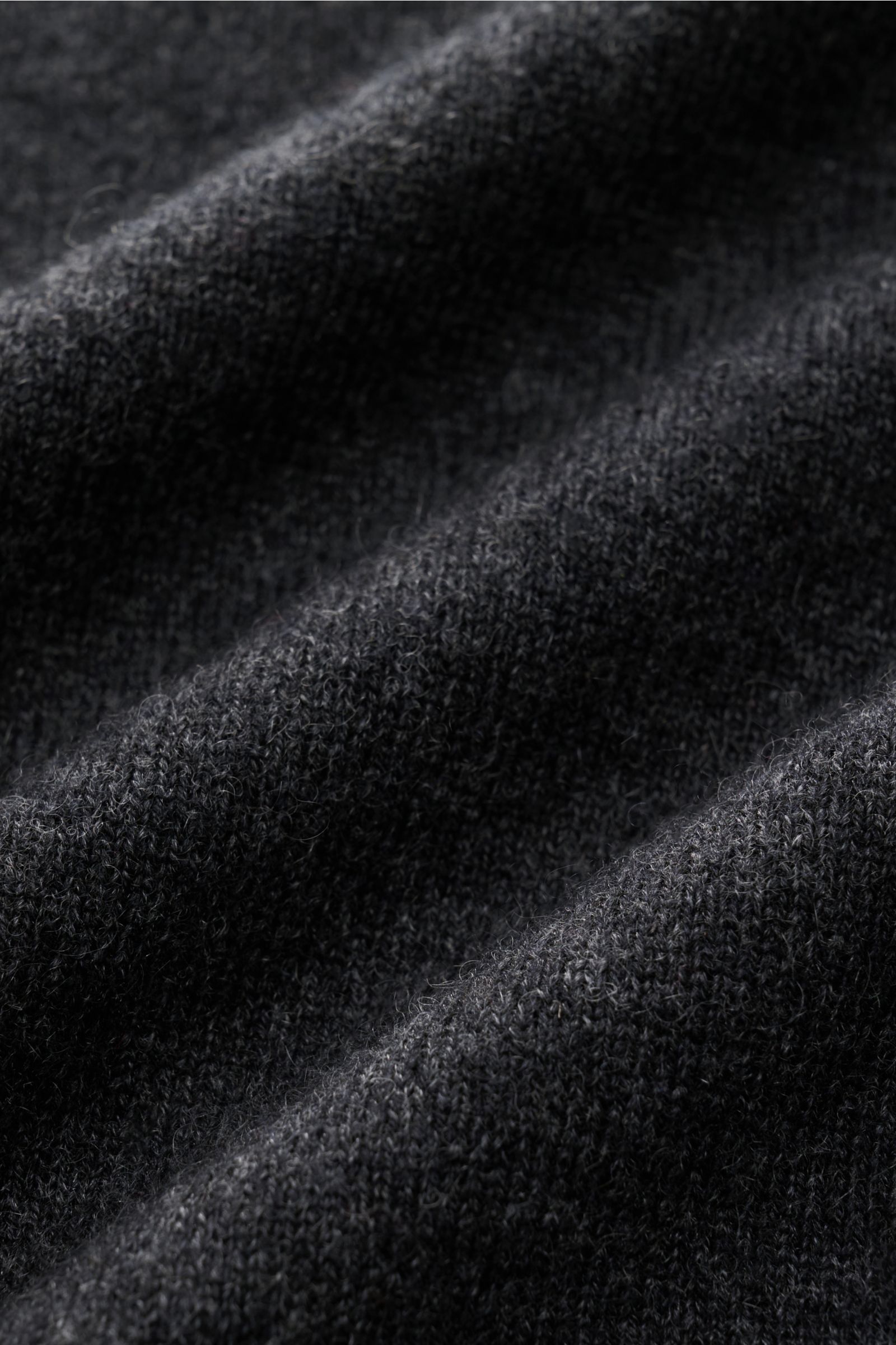 Nahaufnahme des feinen Strickbildes vom von Braun Cashmere V-Neck Pullover dunkelgrau meliert mit weichem Griff und elastischen Rippbündchen.