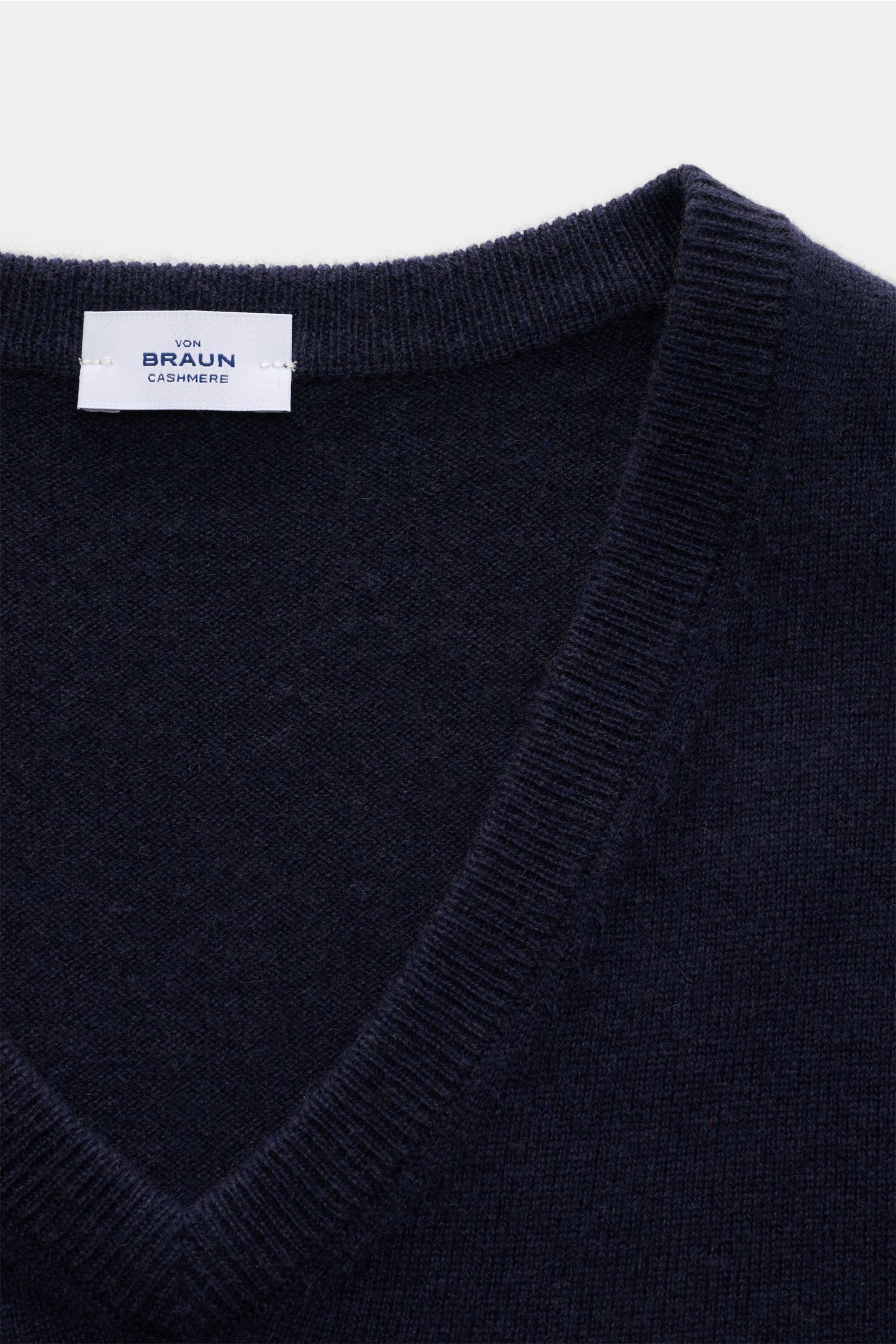 Nahaufnahme des von Braun Cashmere V-Neck Pullovers navy aus reinem Cashmere mit feinem Strickbild, V-Ausschnitt und elastischen Rippbündchen.