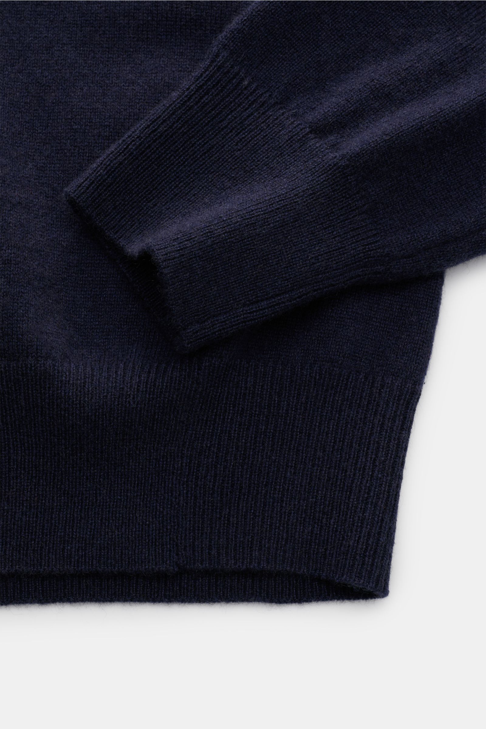 von Braun Cashmere V-Neck Pullover navy, Nahaufnahme von Ärmel und Bund, reiner Cashmere, weicher Griff, feines Strickbild, Slim Fit, V-Ausschnitt, elastische Rippbündchen.