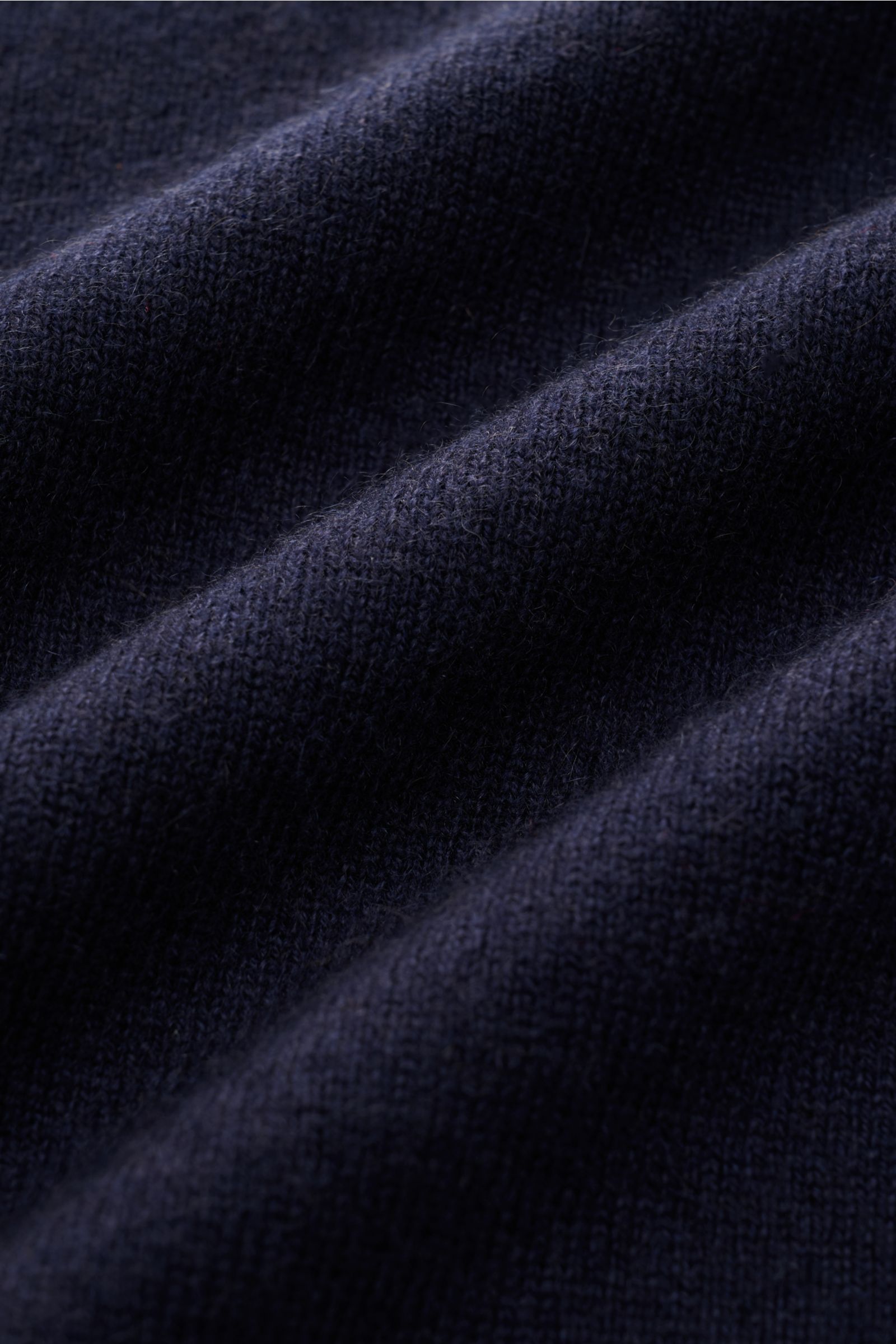 Nahaufnahme des feinen Strickbilds und weichen Griffs des von Braun Cashmere V-Neck Pullovers navy aus reinem mongolischem Cashmere.