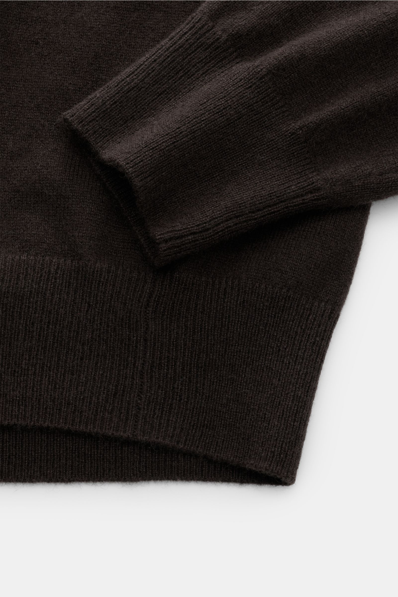 von Braun Cashmere V-Neck Pullover dunkelbraun, Detailaufnahme von unten, reiner Cashmere, Slim Fit, weicher Griff, feines Strickbild, elastische Rippbündchen