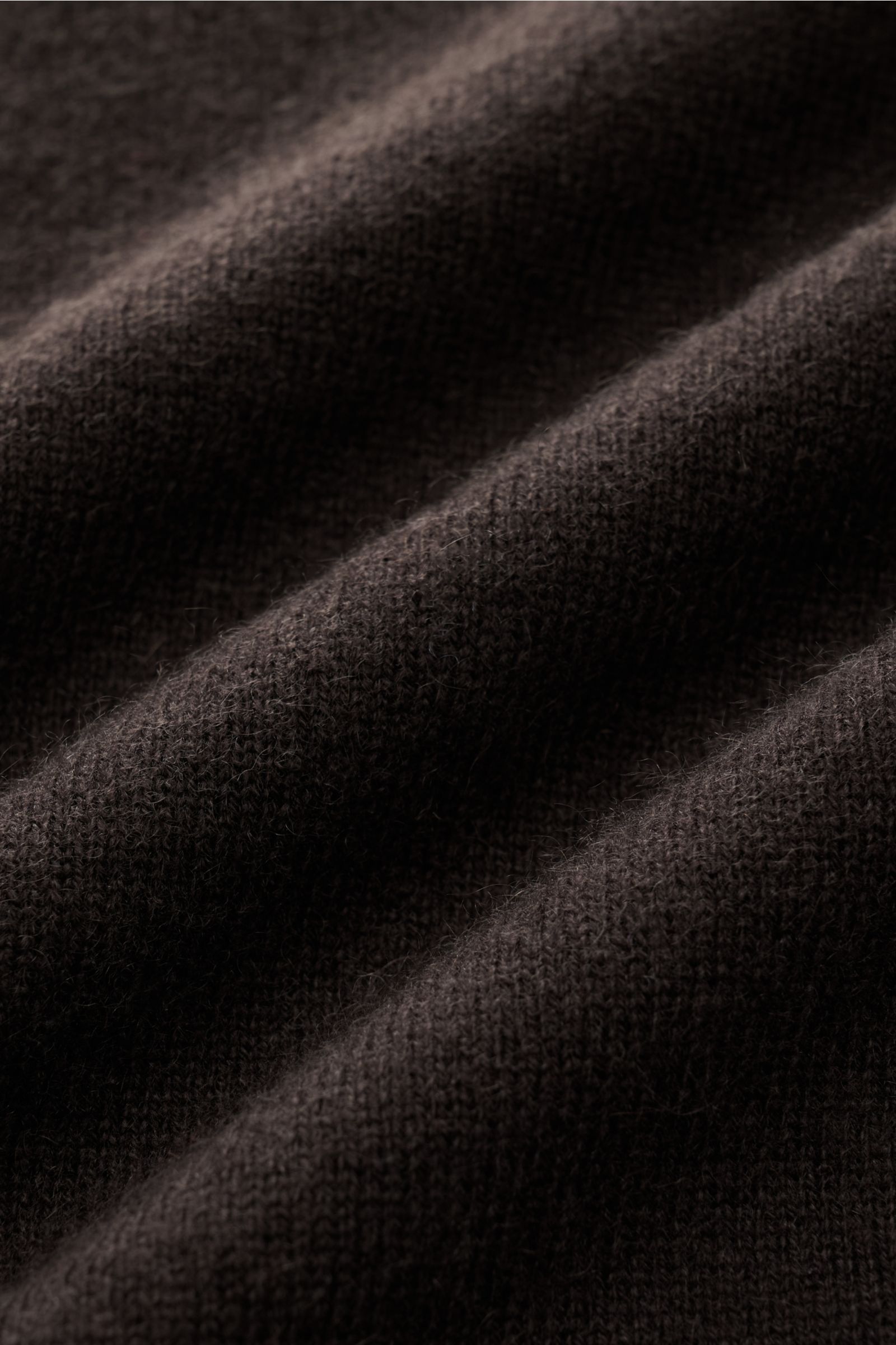 Nahaufnahme des feinen Strickbilds vom von Braun Cashmere V-Neck Pullover dunkelbraun aus weichem, reinem Cashmere, Detailansicht.