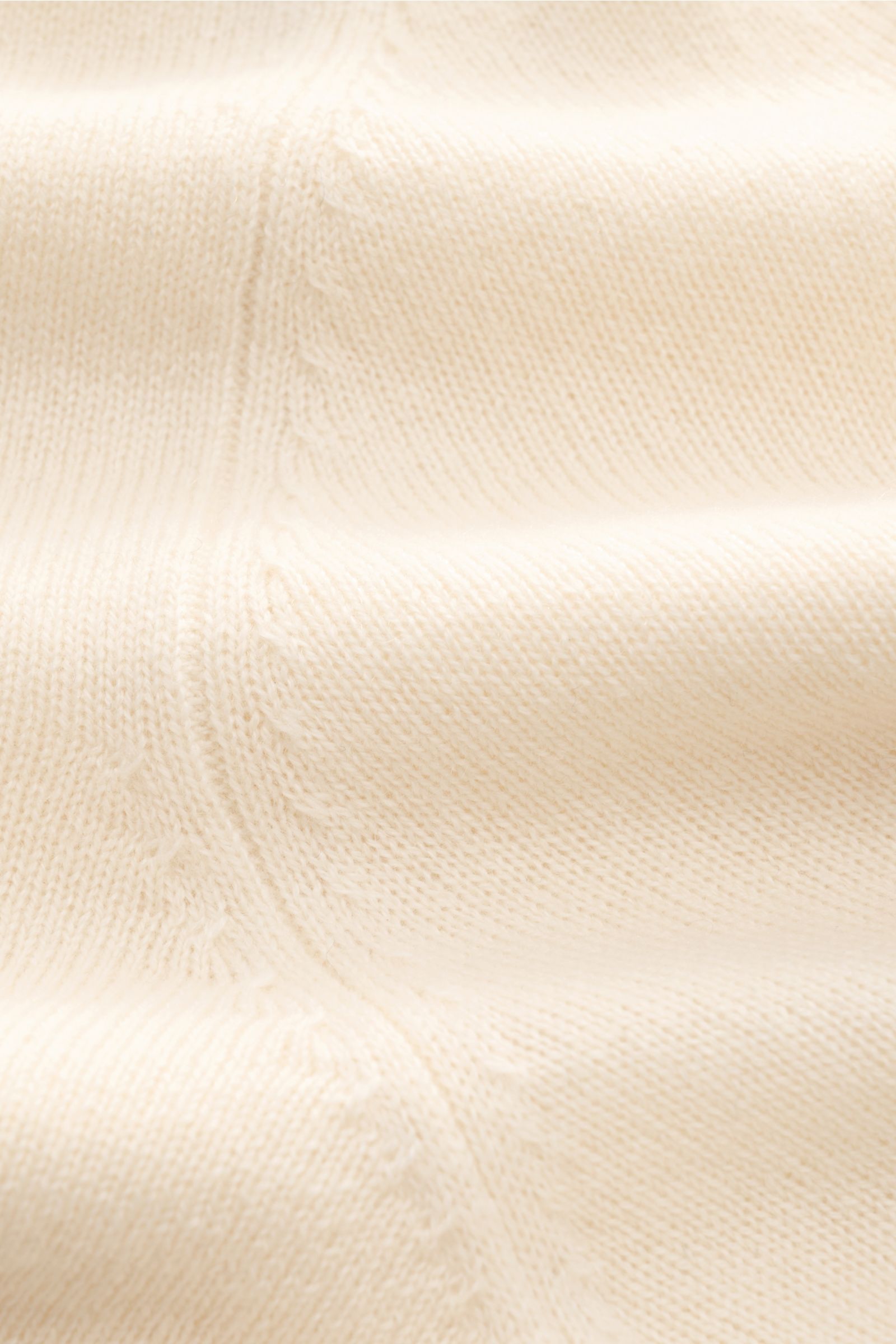 Close-up front view of the von Braun Cashmere V-Neck Pullover creme showing fine knit texture and soft fabric quality.

Description: Geschmeidiges Basic für die kalte Jahreszeit: Der VON BRAUN V-Neck Pullover – gefertigt aus reinem Cashmere aus der M
