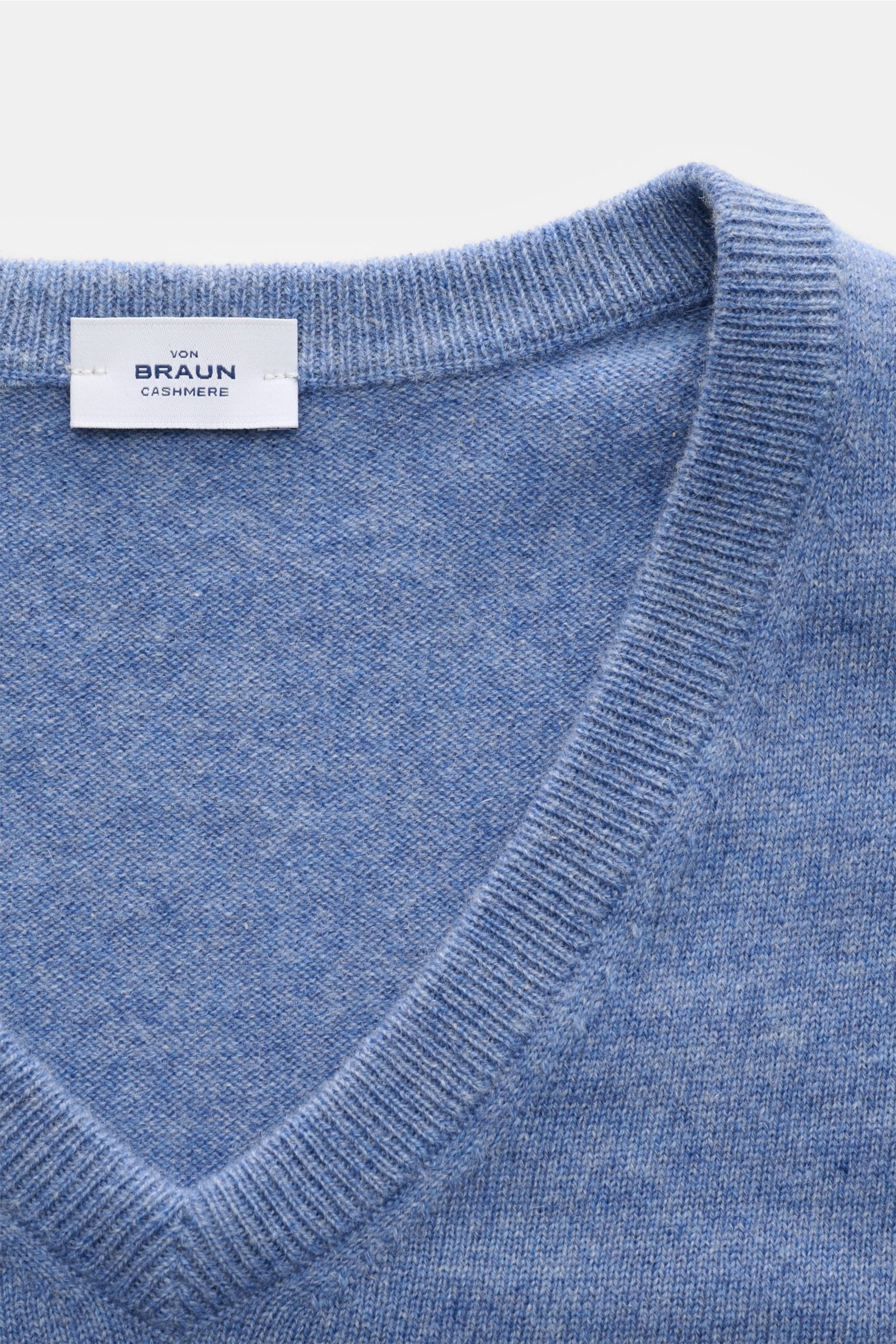 von Braun Cashmere V-Neck Pullover blau meliert, Nahaufnahme von oben, feines Strickbild, V-Ausschnitt, elastische Rippbündchen, Slim Fit, weicher Griff, reiner Cashmere
