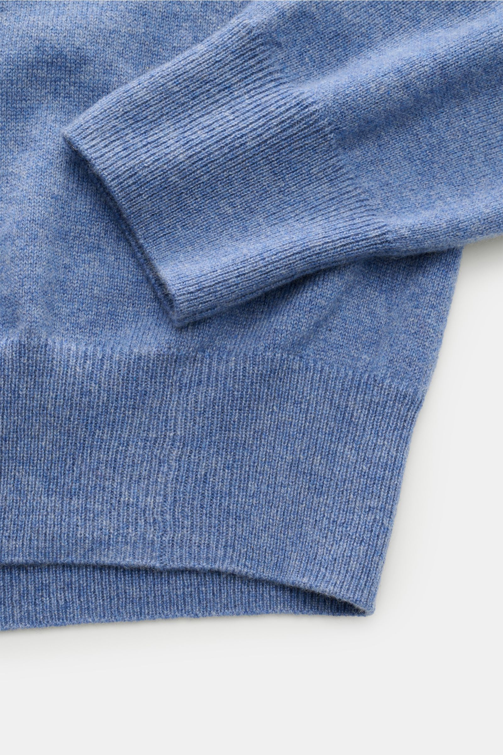 Nahaufnahme des von Braun Cashmere V-Neck Pullovers blau meliert mit feinem Strickbild, elastischen Rippbündchen und weichem Griff aus reinem Cashmere.