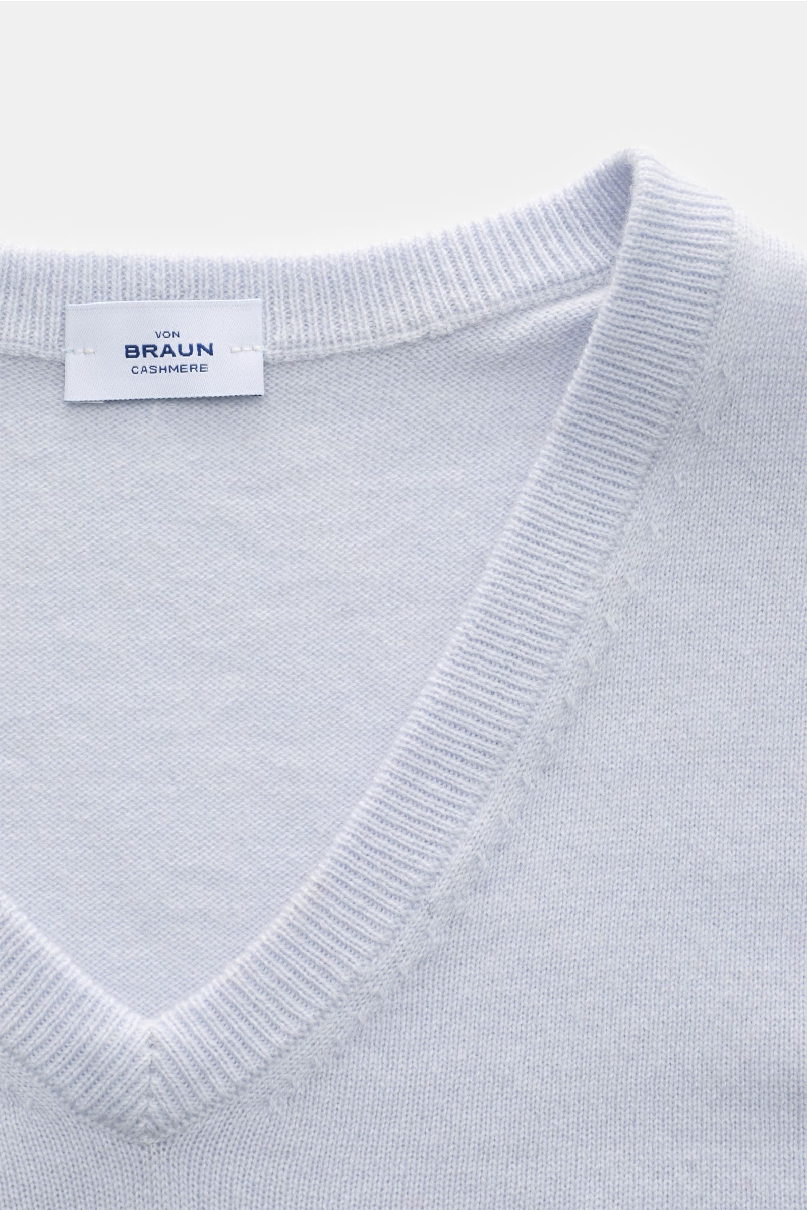 von Braun Cashmere V-Neck Pullover pastellblau, aus der Nahaufnahme von oben, mit feinem Strickbild, V-Ausschnitt und elastischen Rippbündchen, reiner Cashmere, Slim Fit, sehr weicher Griff