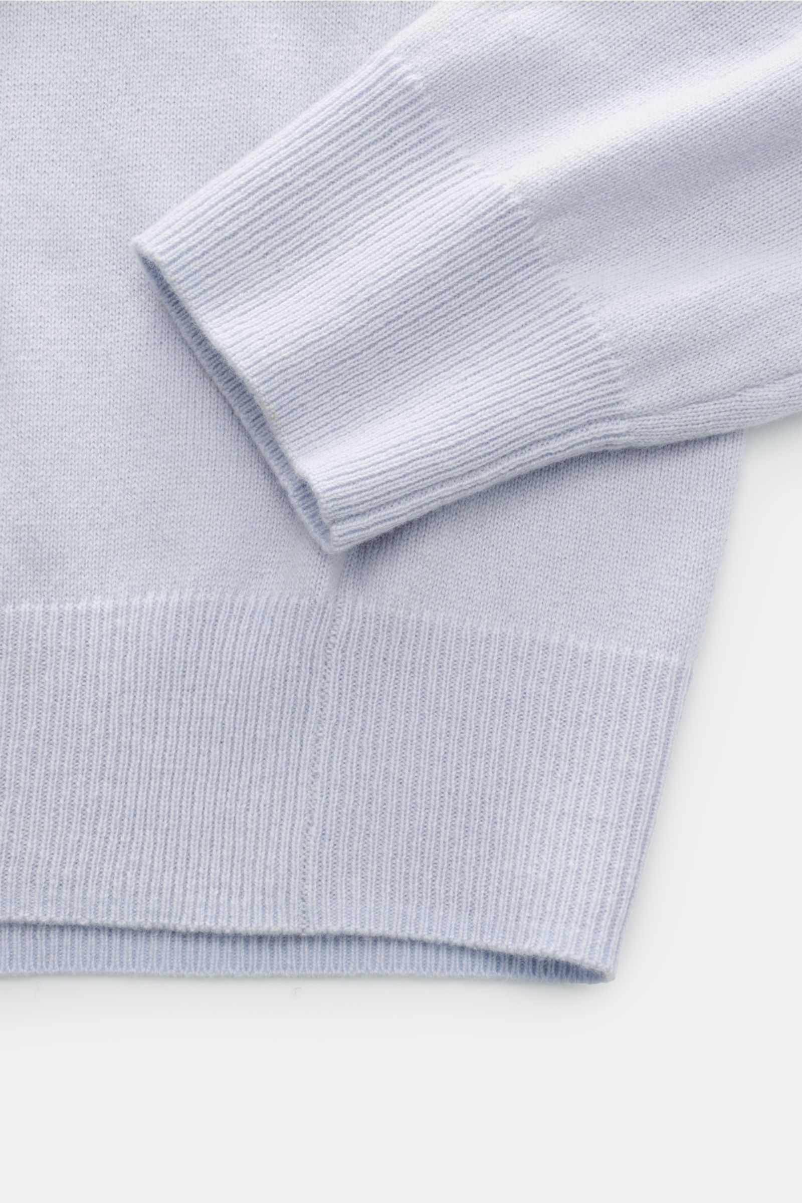 von Braun Cashmere V-Neck Pullover pastellblau, Nahaufnahme von Ärmel und Bund, Slim Fit, elastische Rippbündchen, feines Strickbild, reiner, weicher Cashmere
