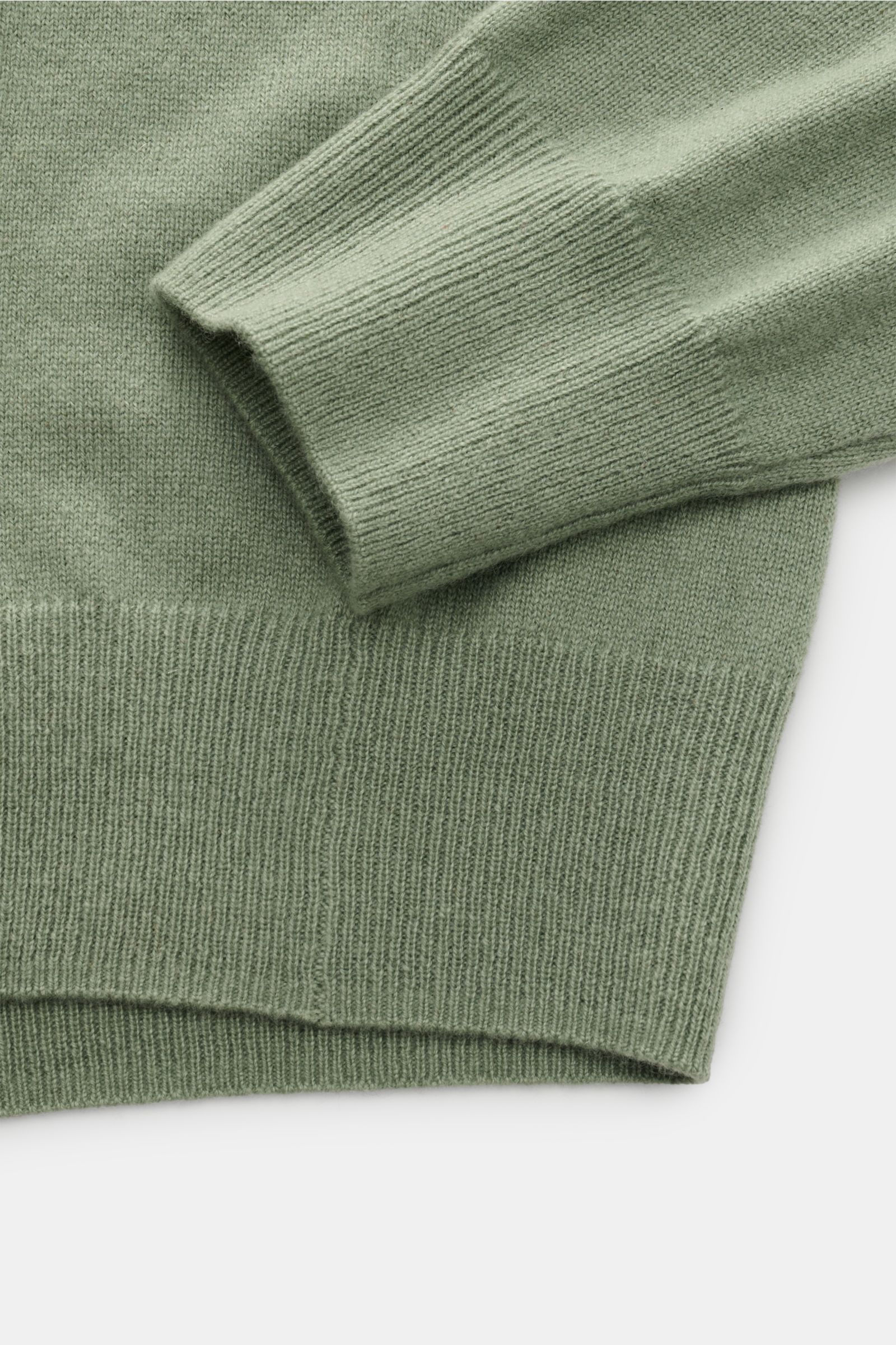 von Braun Cashmere V-Neck Pullover graugrün, Nahaufnahme von Ärmel und Bund, reiner Cashmere, weicher Griff, feines Strickbild, Slim Fit, V-Ausschnitt, elastische Rippbündchen