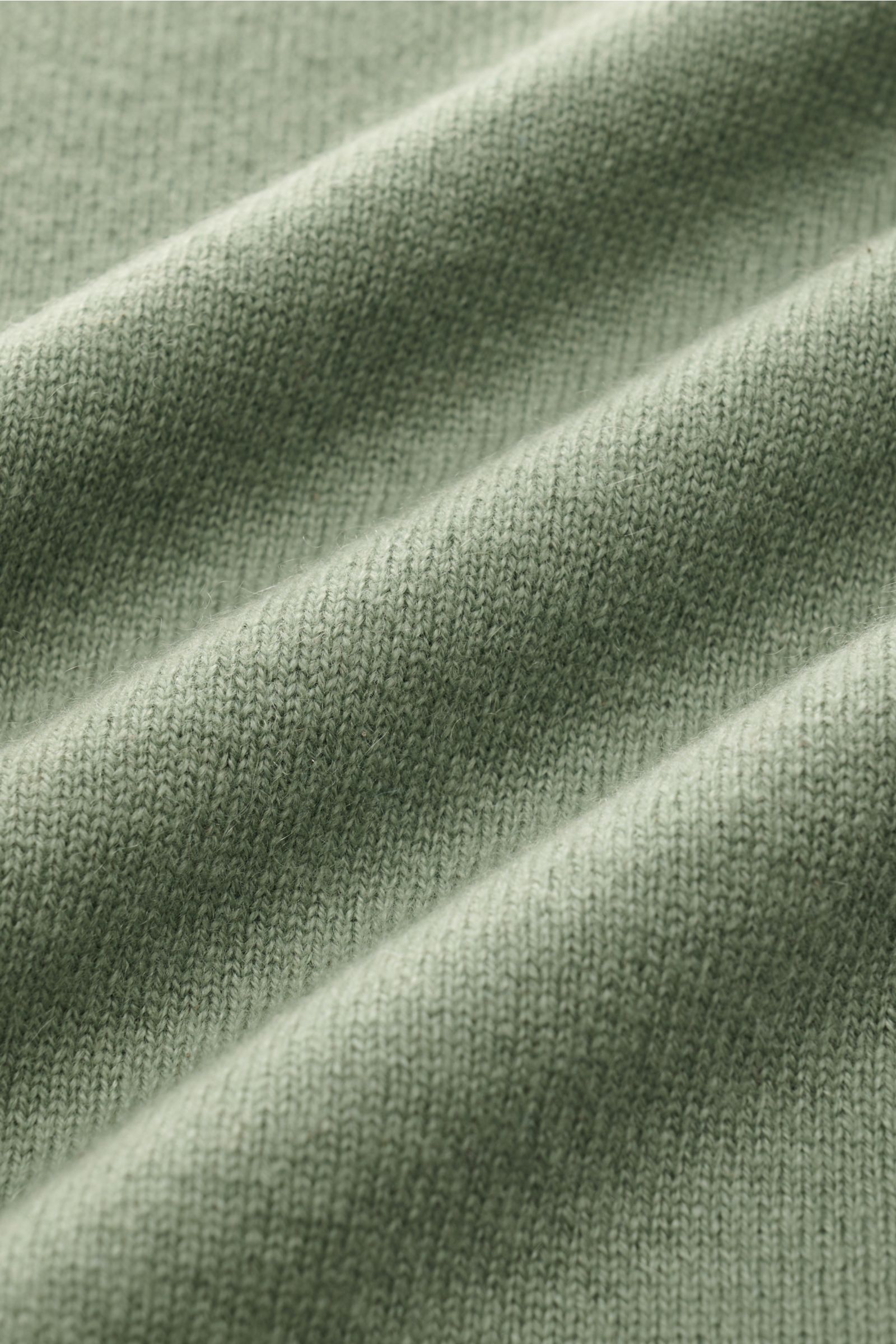 von Braun Cashmere V-Neck Pullover graugrün, Nahaufnahme des feinen Strickbilds und weichen Cashmere-Stoffs mit elastischen Rippbündchen