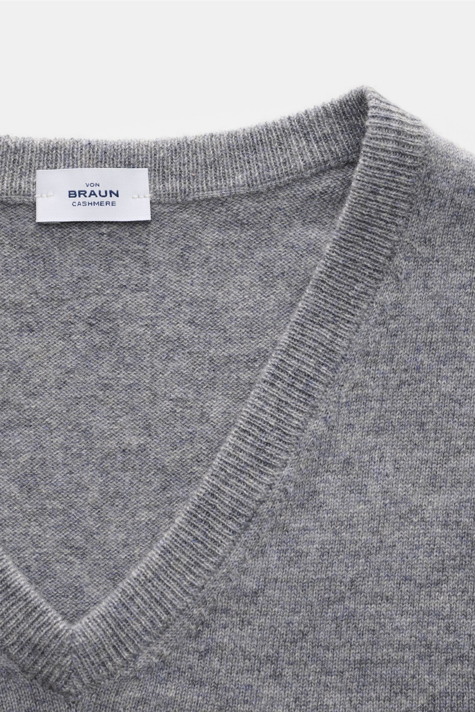 Nahaufnahme von oben auf den von Braun Cashmere V-Neck Pullover grau meliert mit V-Ausschnitt, feinem Strickbild, elastischen Rippbündchen, Slim Fit und sehr weichem Griff.