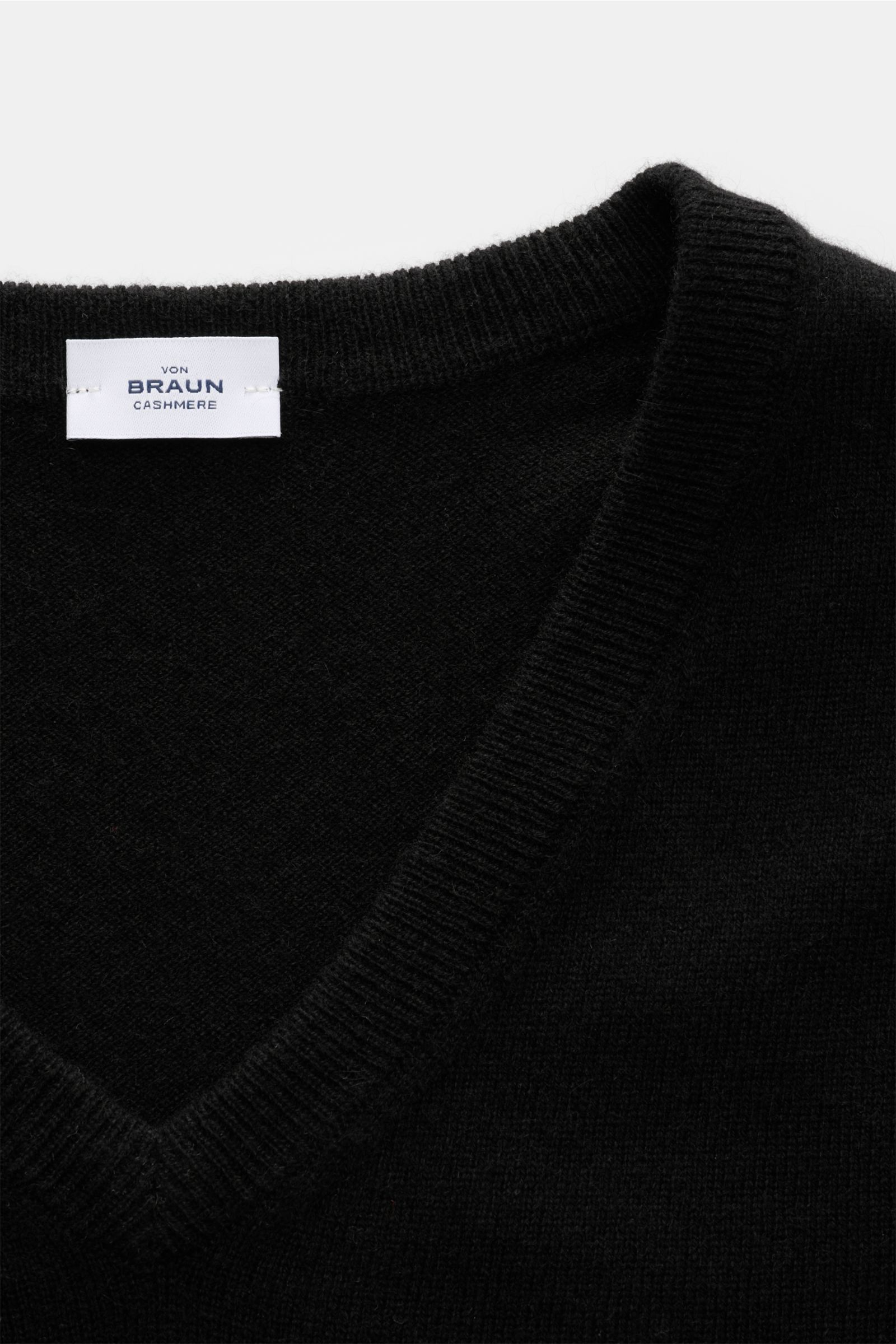 Nahaufnahme von von Braun Cashmere V-Neck Pullover schwarz, Slim Fit mit V-Ausschnitt, weichem Griff, feinem Strickbild und elastischen Rippbündchen.