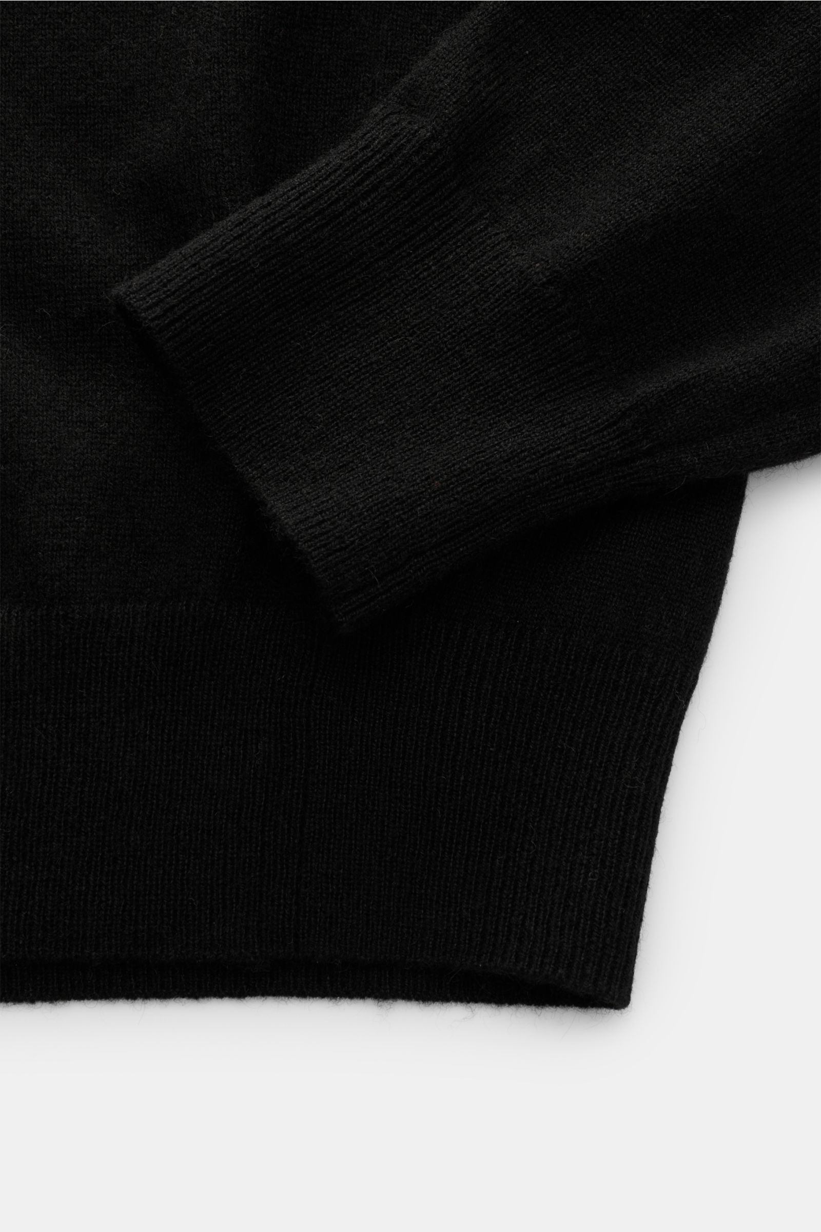 Nahaufnahme des von Braun Cashmere V-Neck Pullovers schwarz von unten, zeigt feines Strickbild, elastische Rippbündchen, Slim Fit, weichen Griff.