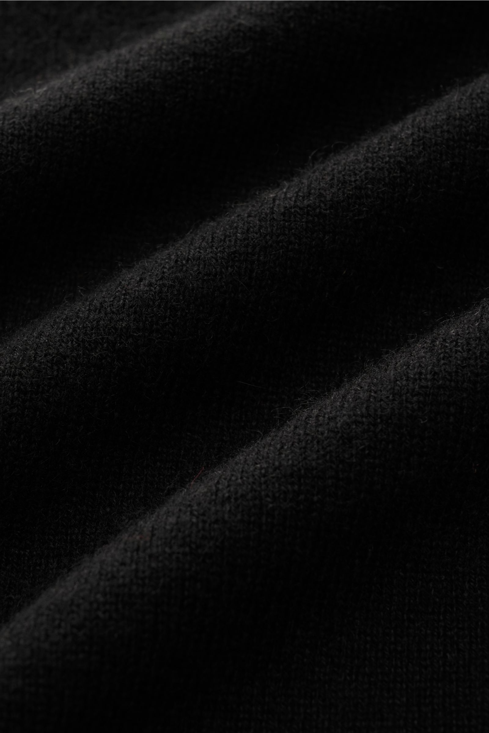 Von Braun Cashmere V-Neck Pullover schwarz, Nahaufnahme des feinen Strickbilds und weichen, elastischen Rippbündchen aus reinem Mongolei-Cashmere.