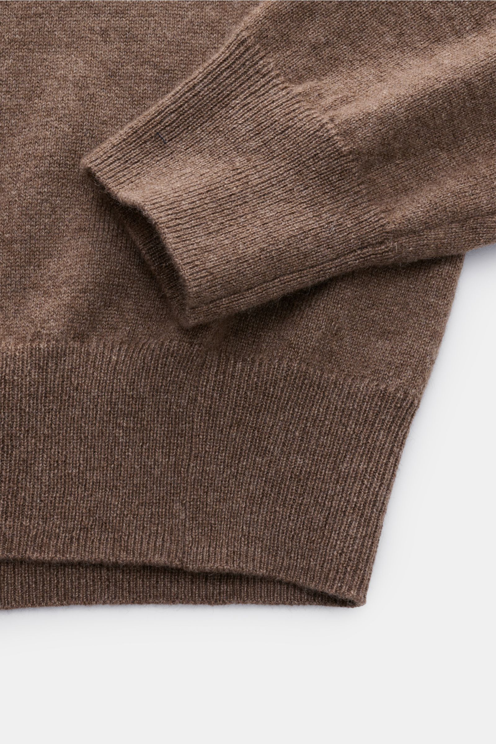 von Braun Cashmere V-Neck Pullover graubraun meliert, Detailaufnahme von Ärmel und Bund, reiner Cashmere, weicher Griff, feines Strickbild, Slim Fit, V-Ausschnitt, elastische Rippbündchen
