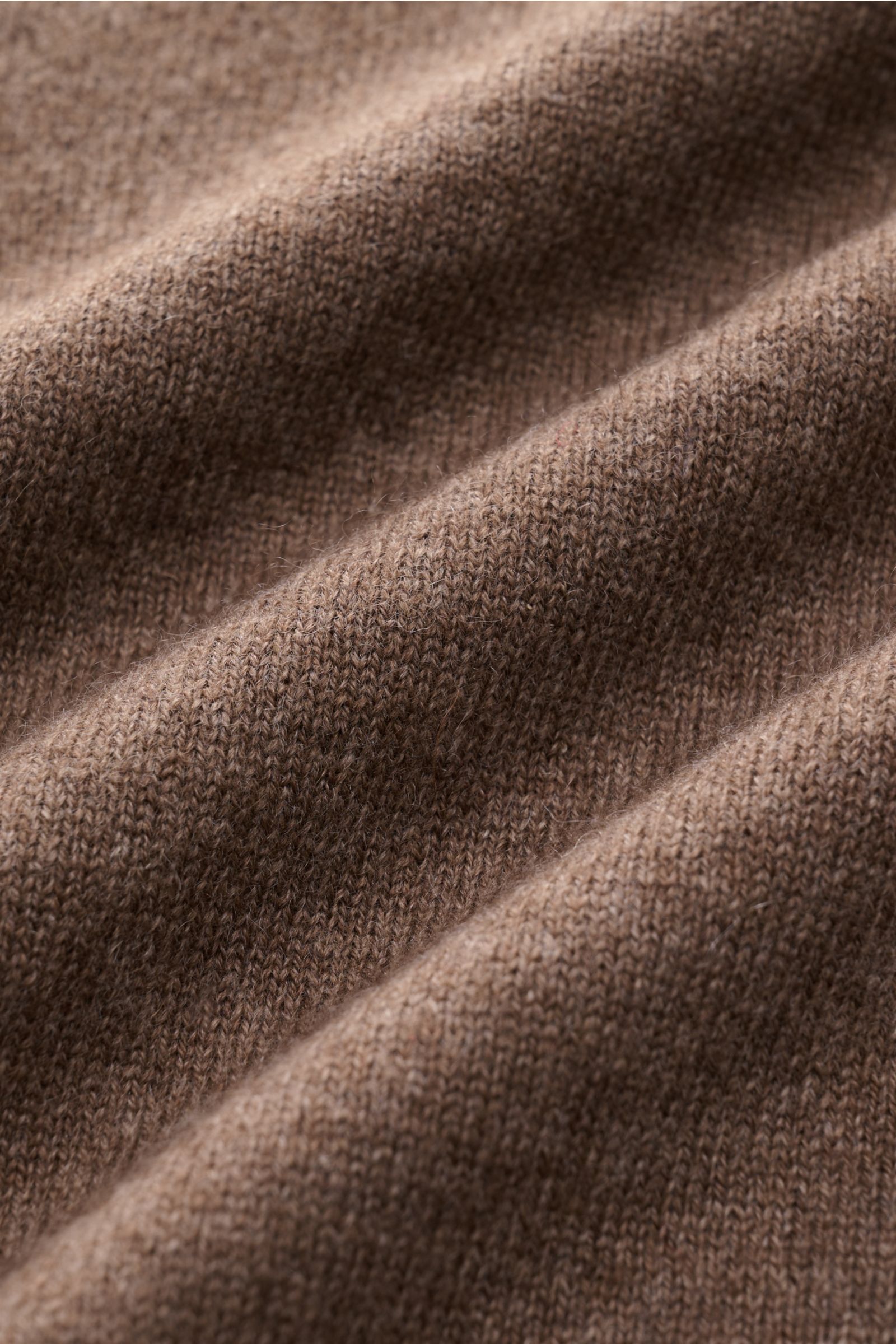 Nahaufnahme des feinen Strickbilds des von Braun Cashmere V-Neck Pullovers graubraun meliert mit weichem Griff aus reiner Mongolei-Cashmere-Wolle.