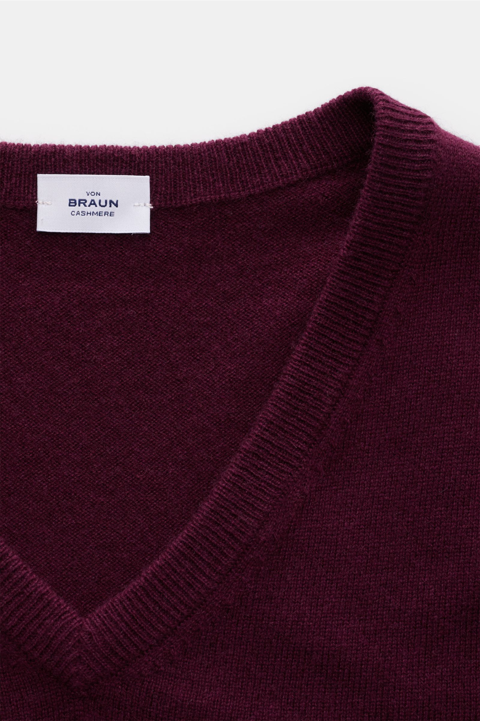 von Braun Cashmere V-Neck Pullover bordeaux, Nahaufnahme von oben, geschmeidiges Cashmere, feines Strickbild, Slim Fit, V-Ausschnitt, elastische Rippbündchen, sehr weicher Griff