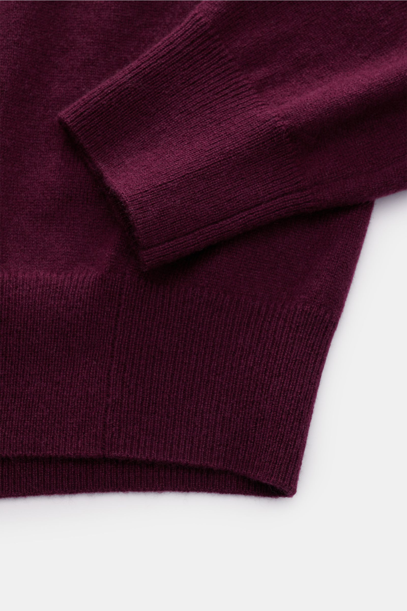 von Braun Cashmere V-Neck Pullover bordeaux, Detailaufnahme von Ärmel und Bund, reiner Cashmere, weicher Griff, feines Strickbild, Slim Fit, V-Ausschnitt, elastische Rippbündchen