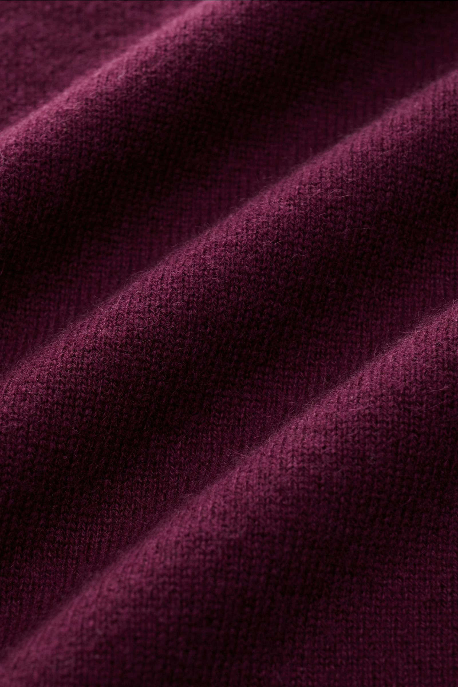Nahaufnahme des feinen Strickbildes vom von Braun Cashmere V-Neck Pullover bordeaux aus reinem Mongolei-Cashmere, sehr weich, Slim Fit, V-Ausschnitt, elastische Rippbündchen.