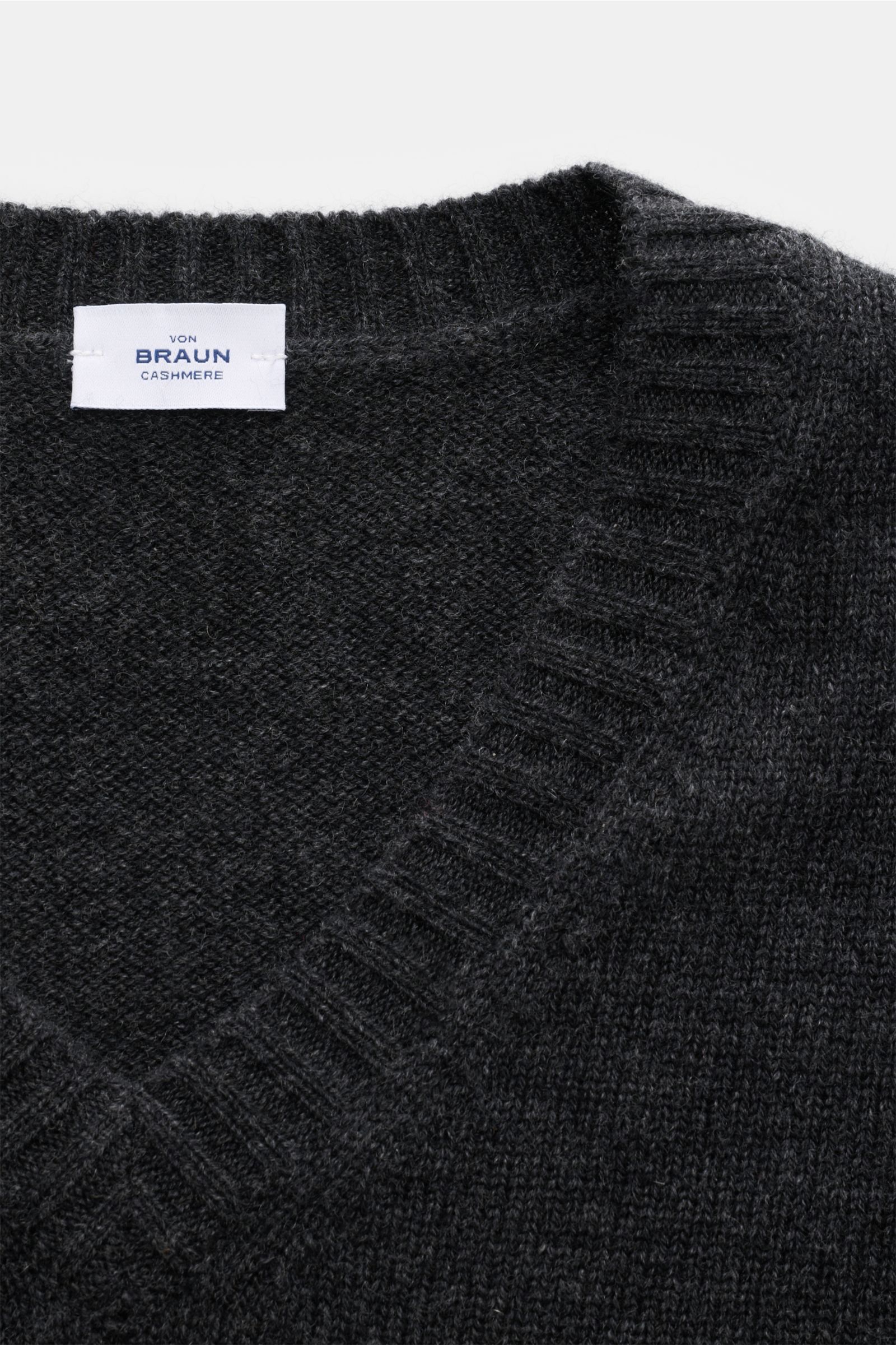 Nahaufnahme von einem dunkelgrau melierten von Braun Cashmere V-Neck Pullover mit Slim Fit, V-Ausschnitt, elastischen Rippbündchen und mittelfeinem Strickbild.