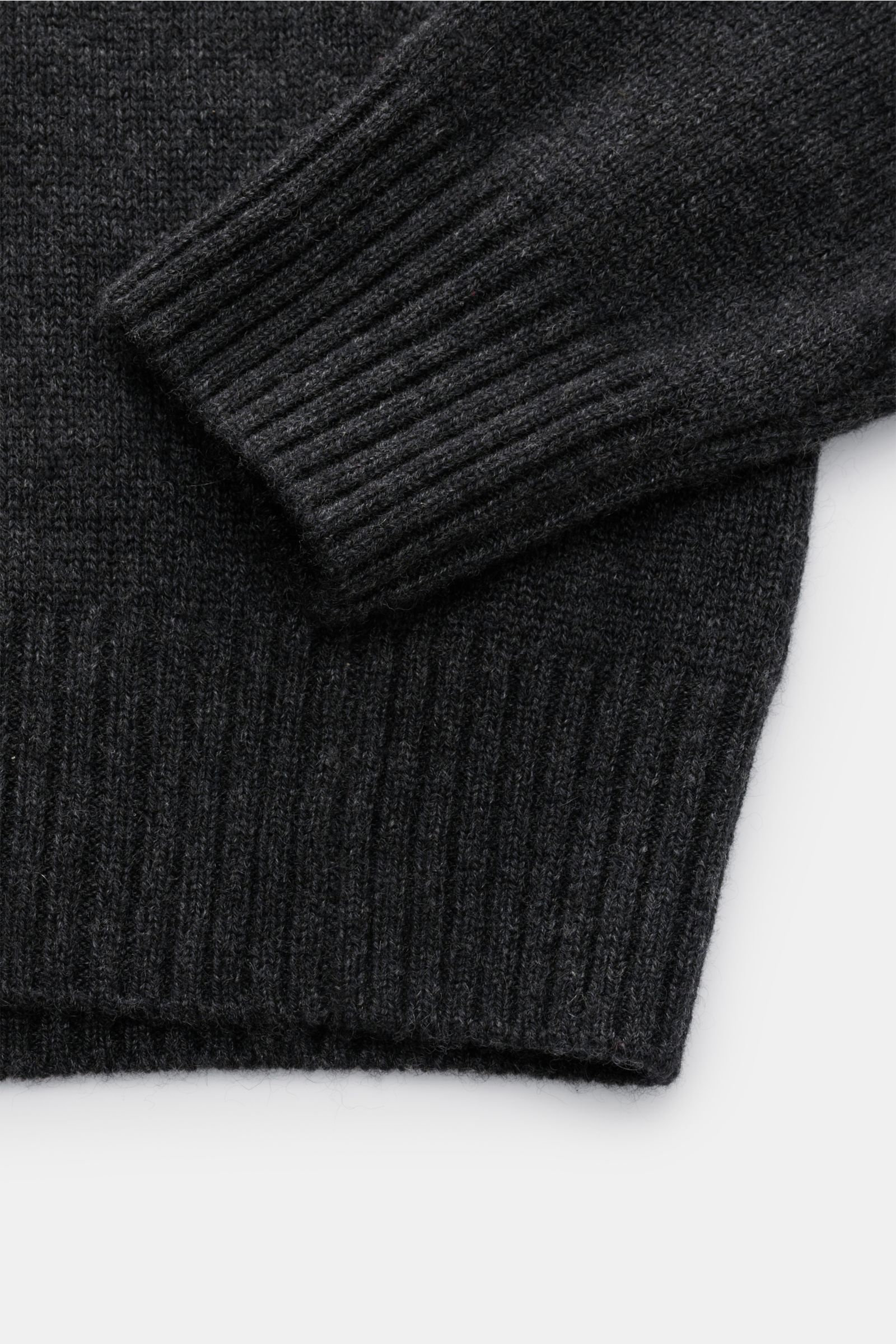 Nahaufnahme von Ärmel und Bund des von Braun Cashmere V-Neck Pullovers dunkelgrau meliert, mittelfeines Strickbild, Slim Fit, weich, elastische Rippbündchen.