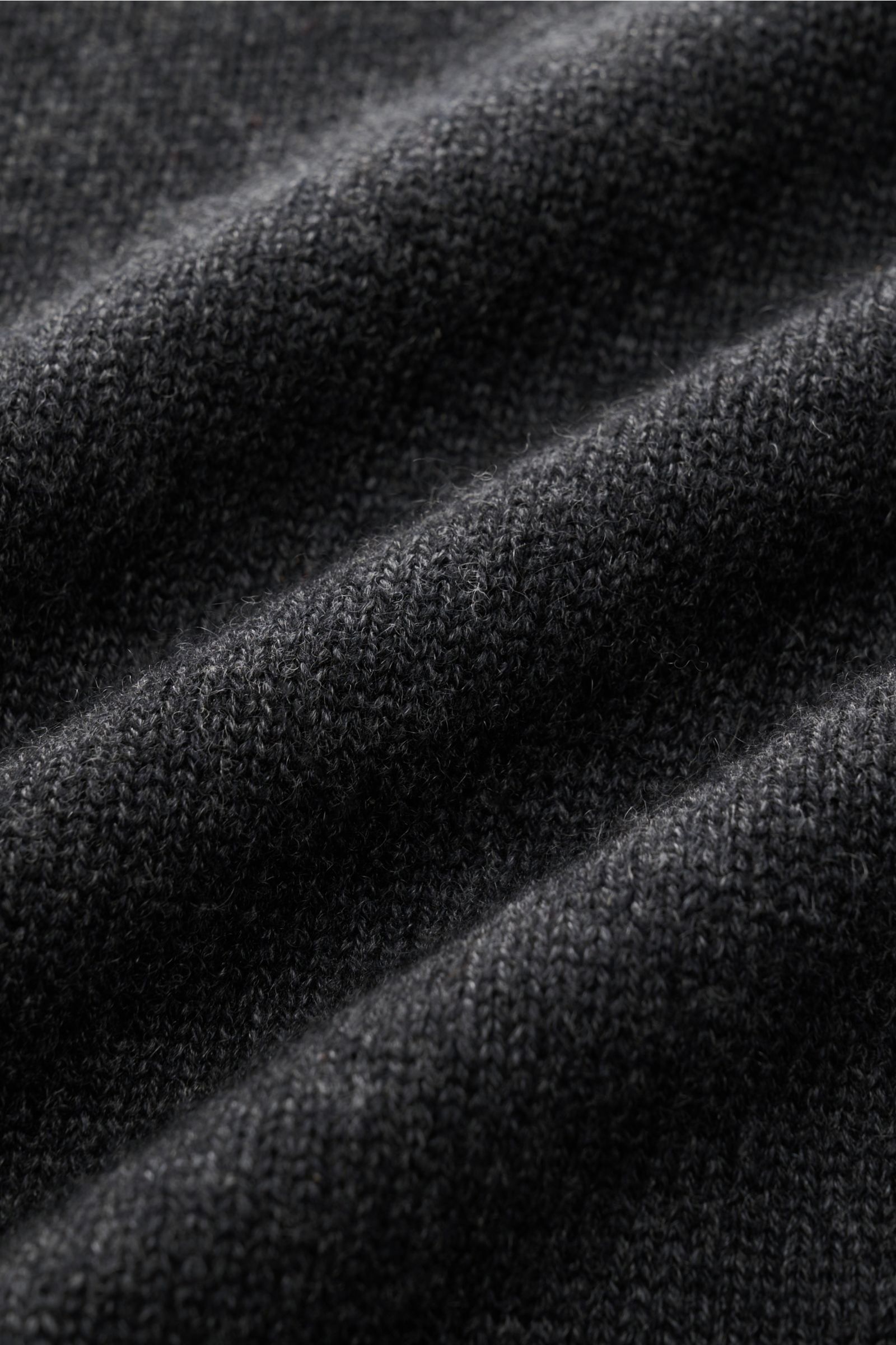 Nahaufnahme des von Braun Cashmere V-Neck Pullovers dunkelgrau meliert mit mittelfeinem Strickbild und weichem Griff aus reinem mongolischem Cashmere.
