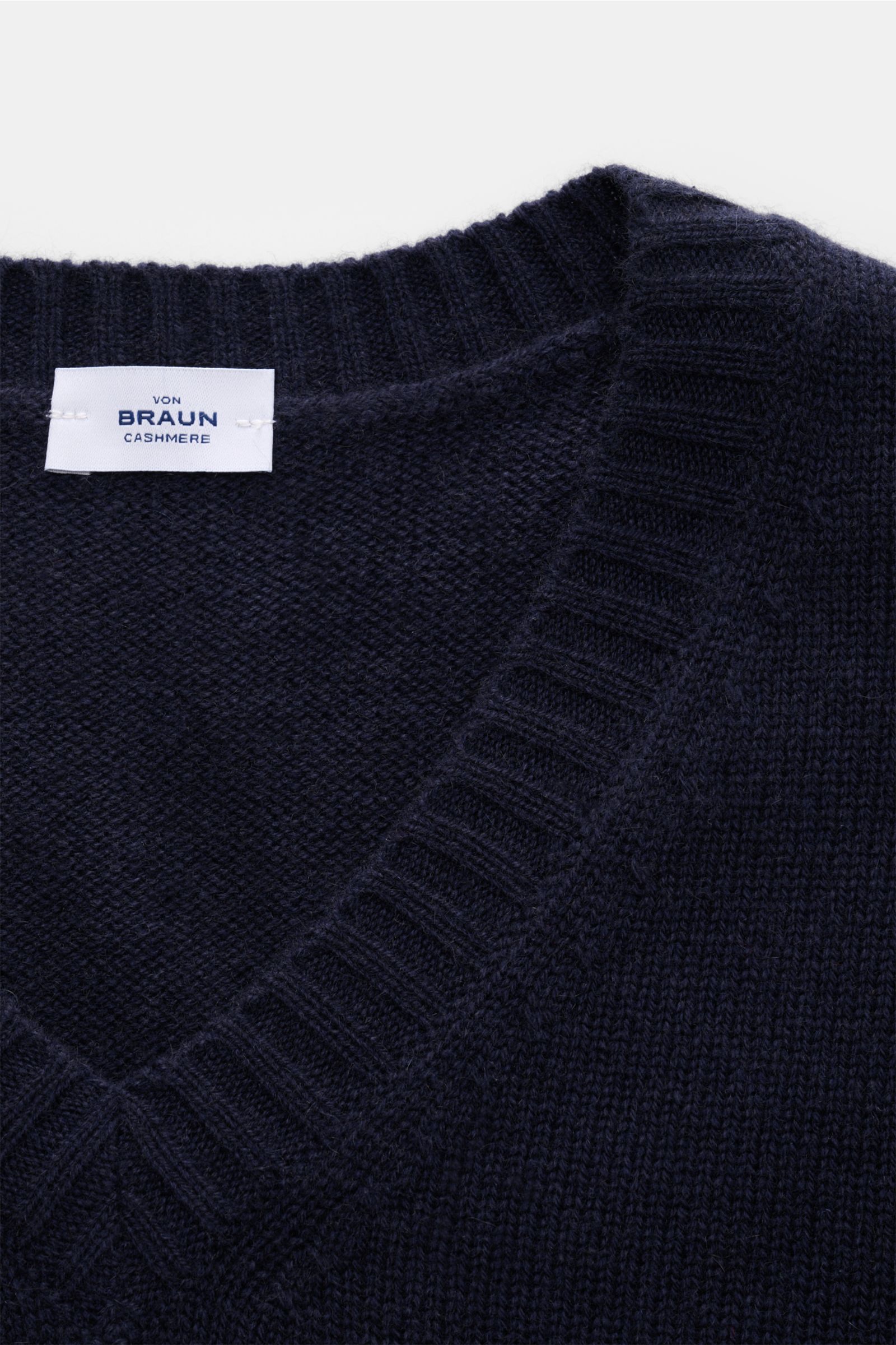 Nahaufnahme des von Braun Cashmere V-Neck Pullovers navy mit V-Ausschnitt, mittelfeinem Strickbild, Slim Fit und elastischen Rippbündchen.