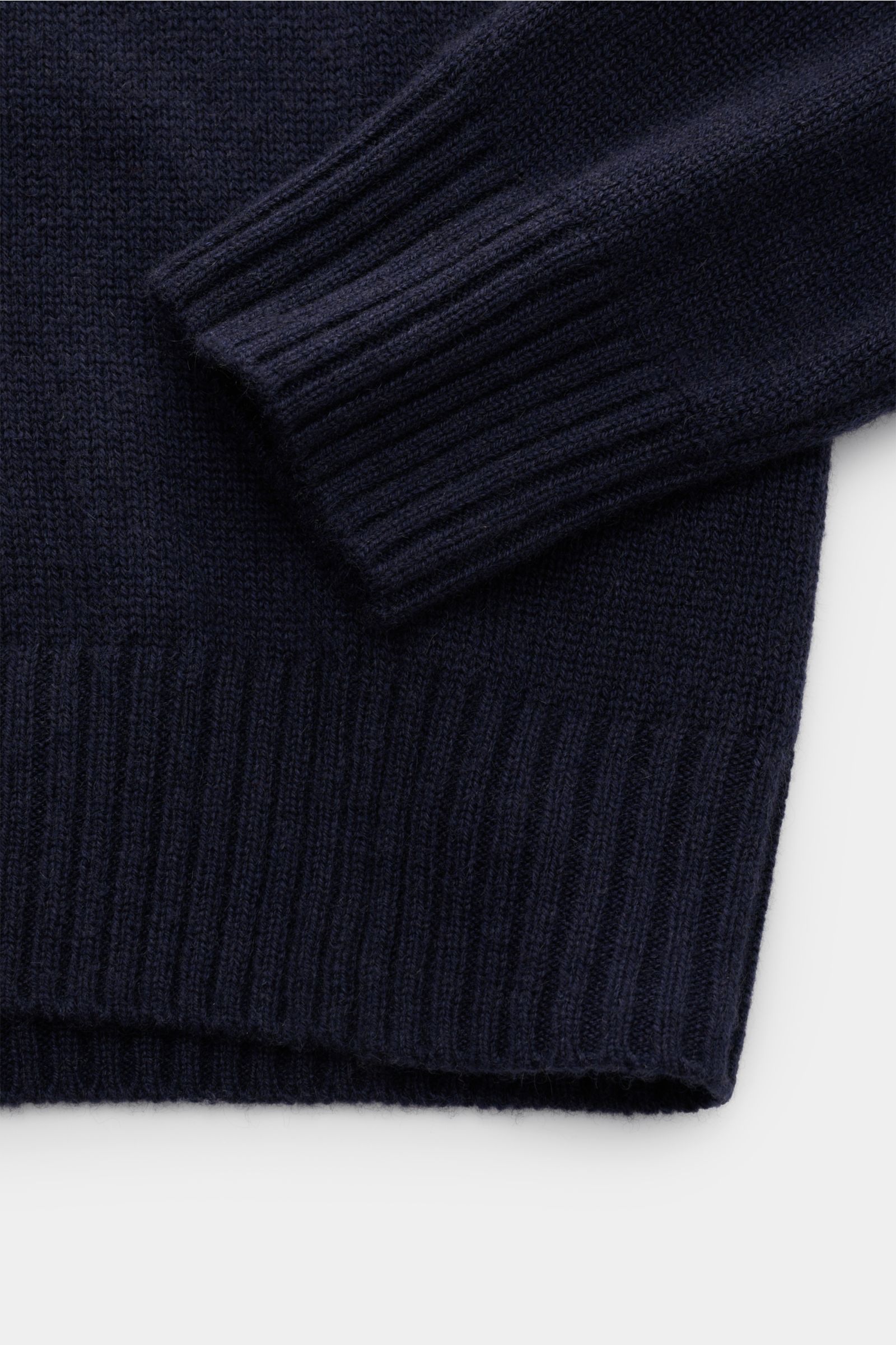 Nahaufnahme von Ärmel und Bund des von Braun Cashmere V-Neck Pullover navy, mittelfeines Strickbild, Slim Fit, elastische Rippbündchen, reiner Cashmere, sehr weicher Griff.