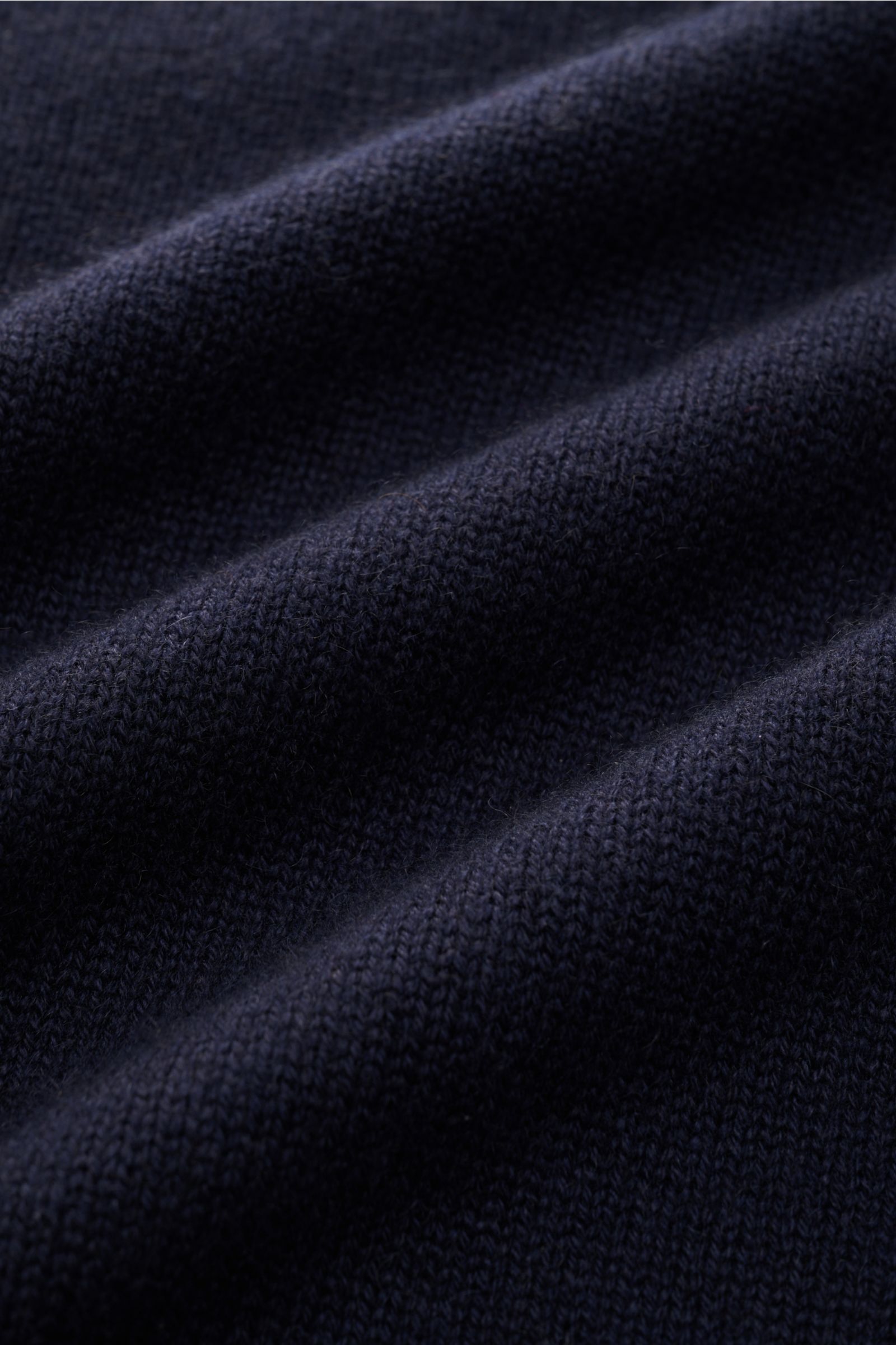 Nahaufnahme des von Braun Cashmere V-Neck Pullovers navy aus reinem mongolischem Cashmere mit mittelfeinem Strickbild und elastischen Rippbündchen.