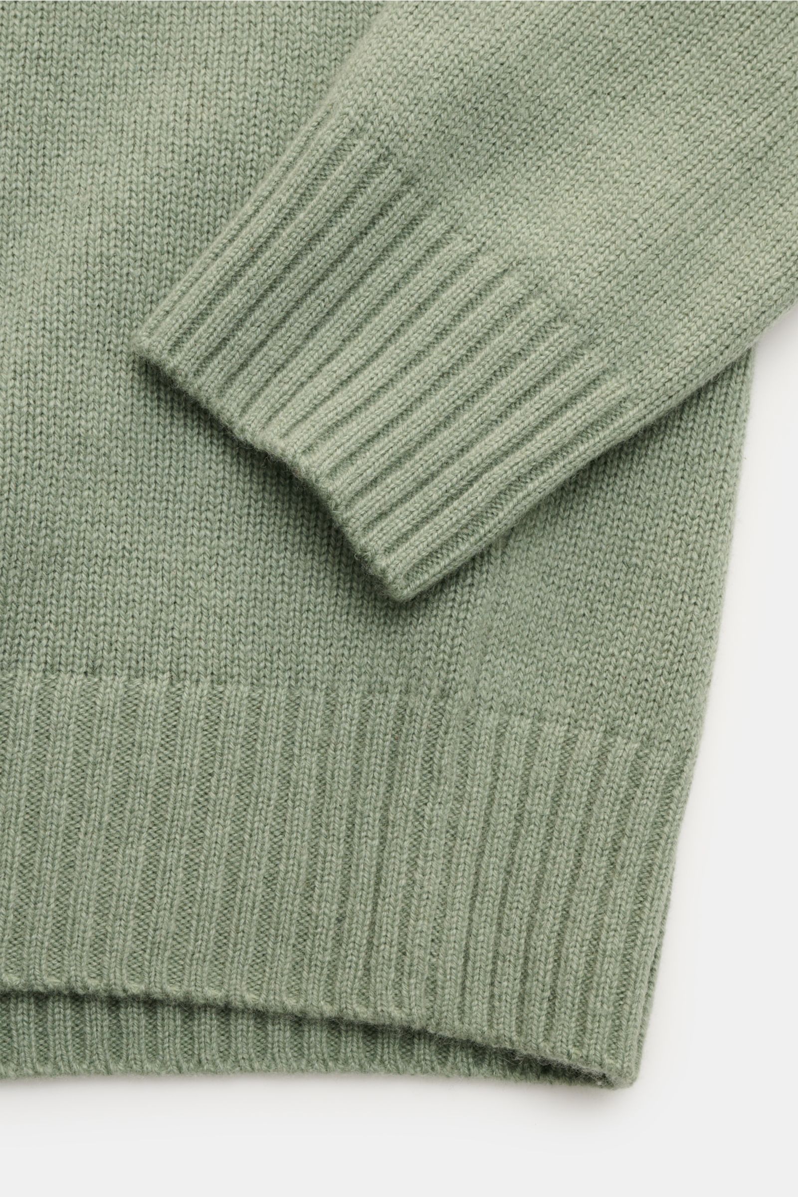 Nahaufnahme des von Braun Cashmere V-Neck Pullover salbei mit mittelfeinem Strickbild, V-Ausschnitt und elastischen Rippbündchen.