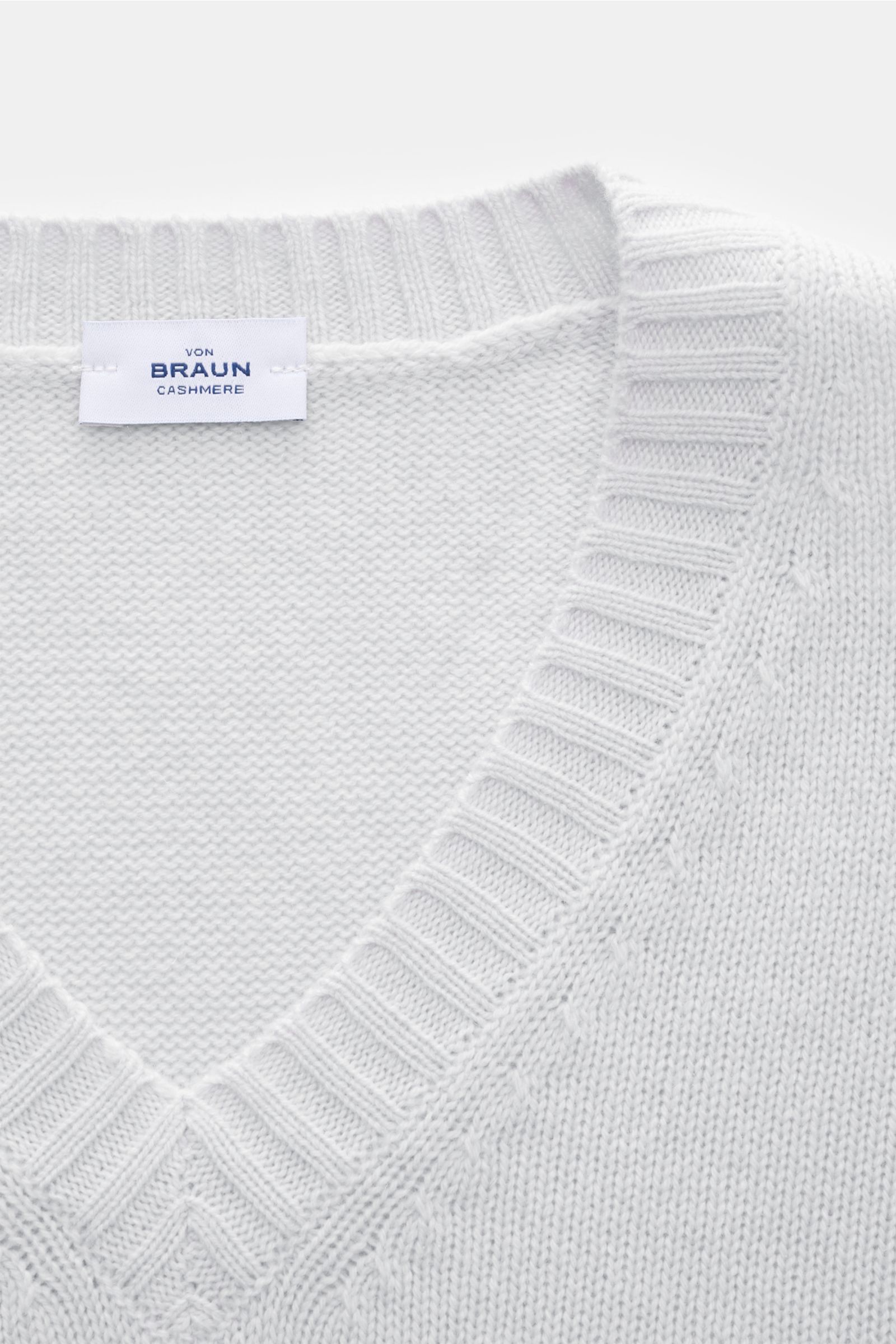 Nahaufnahme von von Braun Cashmere V-Neck Pullover hellgrau mit V-Ausschnitt, mittelfeinem Strickbild, elastischen Rippbündchen, Slim Fit, aus reinem, weichem mongolischem Cashmere.