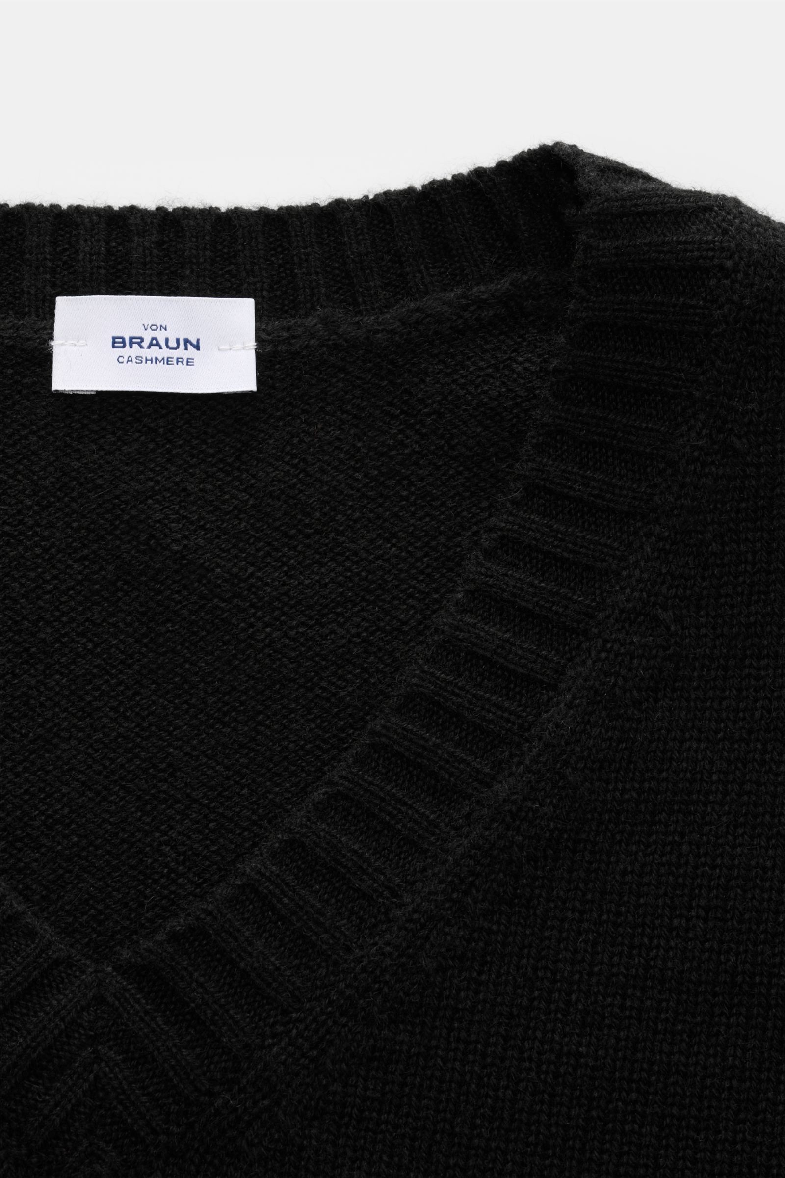 Nahaufnahme des von Braun Cashmere V-Neck Pullovers schwarz mit V-Ausschnitt, mittelfeinem Strickbild und elastischen Rippbündchen.