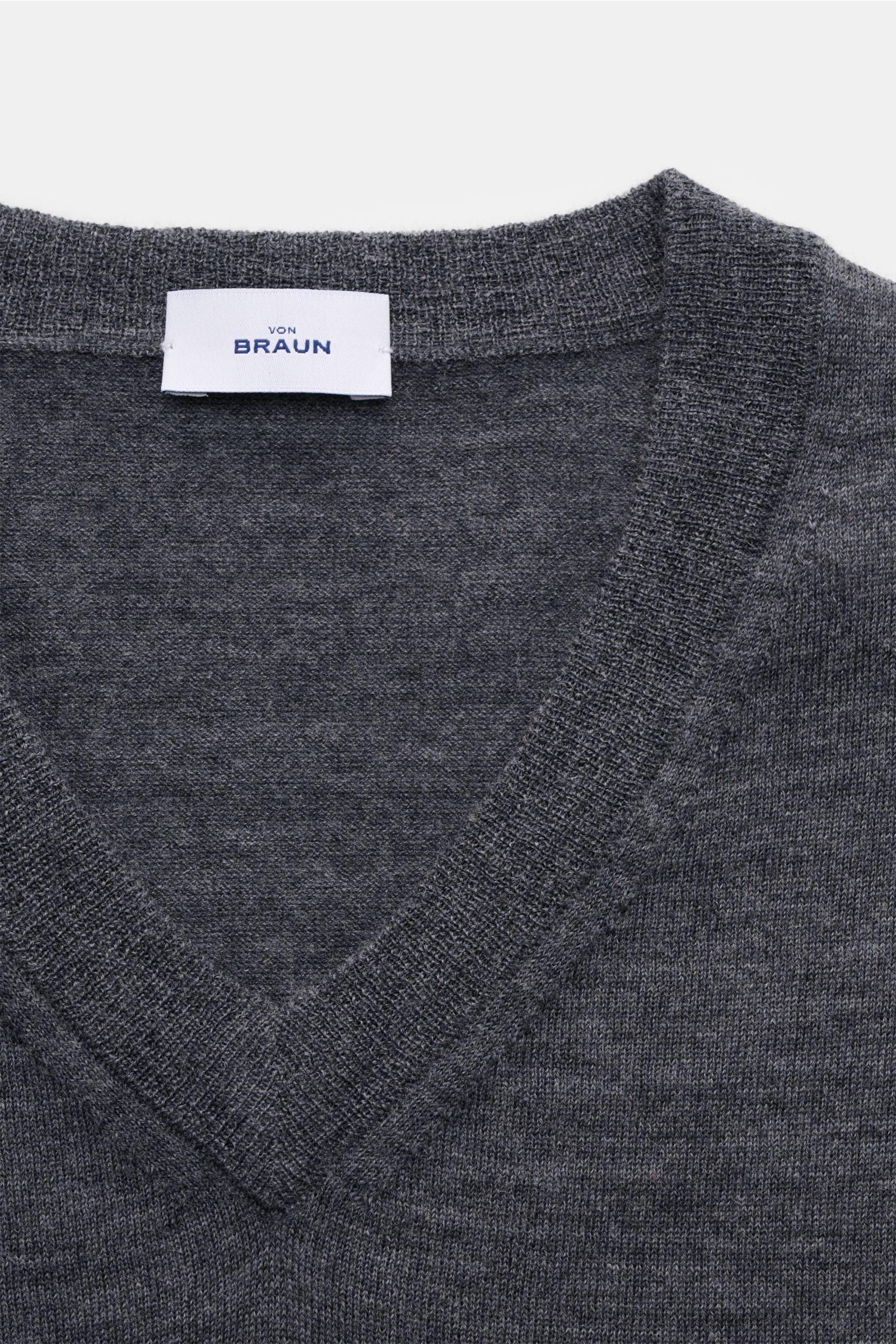 von Braun Merino V-Neck Pullover dunkelgrau meliert, Slim Fit, V-Ausschnitt, elastische Rippbündchen, feines Strickbild, reine Merinowolle, weicher Griff, Nahaufnahme von oben