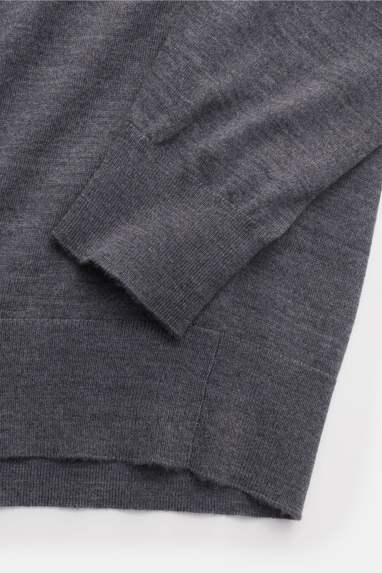 von Braun Merino V-Neck Pullover dunkelgrau meliert, Detailaufnahme von Ärmel- und Bundabschluss mit feinem Strickbild aus reiner Merinowolle, Slim Fit, V-Ausschnitt, elastische Rippbündchen, weicher Griff, Basic Feinstrick für die Übergangszeit