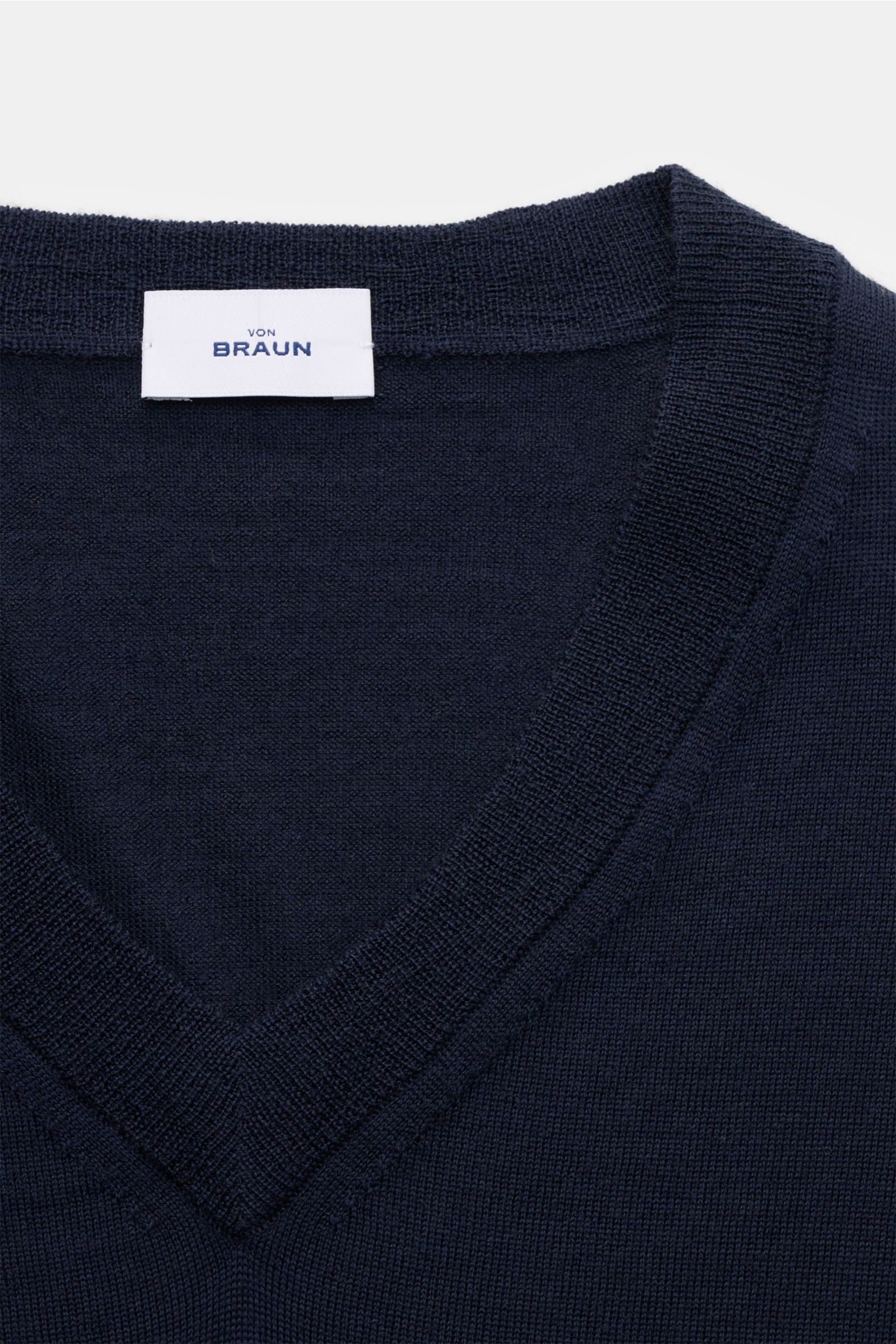 Nahaufnahme des von Braun Merino V-Neck Pullovers navy von oben, Slim Fit aus weicher, reiner Merinowolle mit feinem Strick und elastischen Rippbündchen.