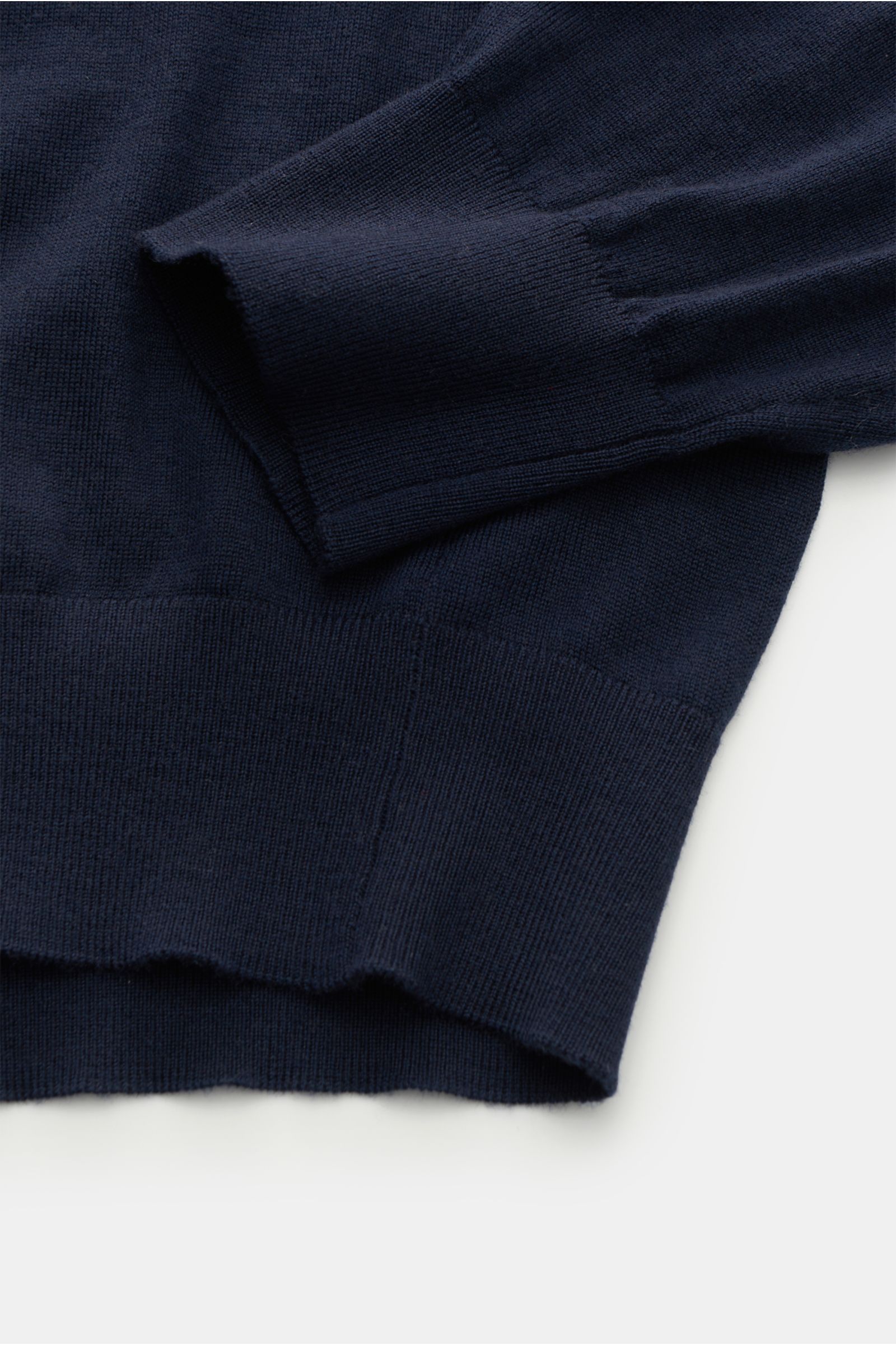 Nahaufnahme des von Braun Merino V-Neck Pullovers navy aus reiner Merinowolle mit feinem Strickbild, Slim Fit, V-Ausschnitt und elastischen Rippbündchen, von oben fotografiert.