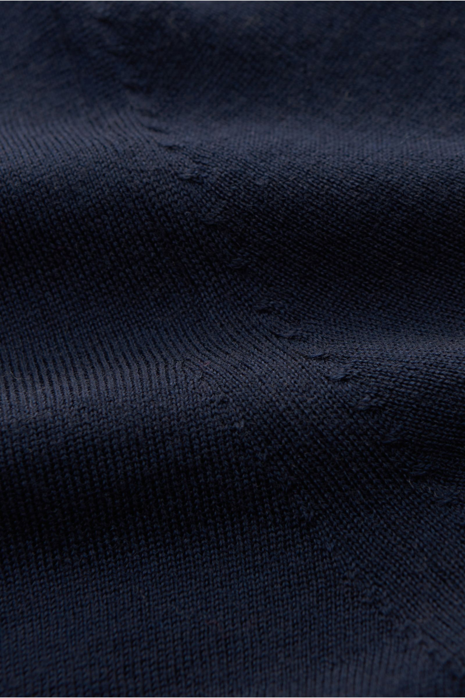 von Braun Merino V-Neck Pullover navy aus reiner Merinowolle, Slim Fit, feines Strickbild, V-Ausschnitt, elastische Rippbündchen, Nahaufnahme der Struktur