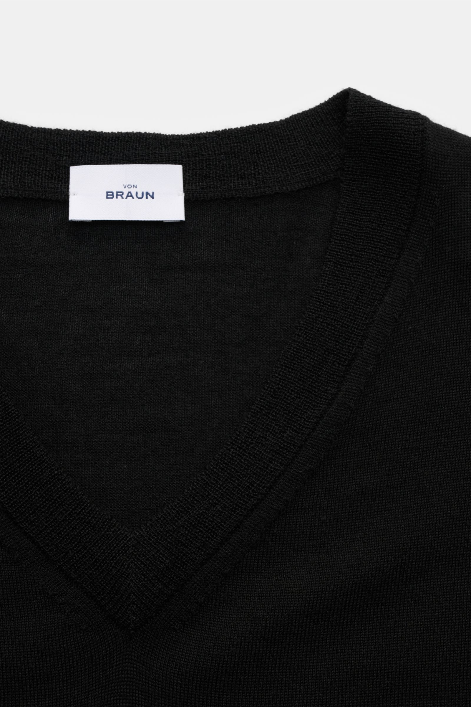 von Braun Merino V-Neck Pullover schwarz, Nahaufnahme von oben, Slim Fit, V-Ausschnitt, Feinstrick aus reiner Merinowolle, weicher Griff, elastische Rippbündchen