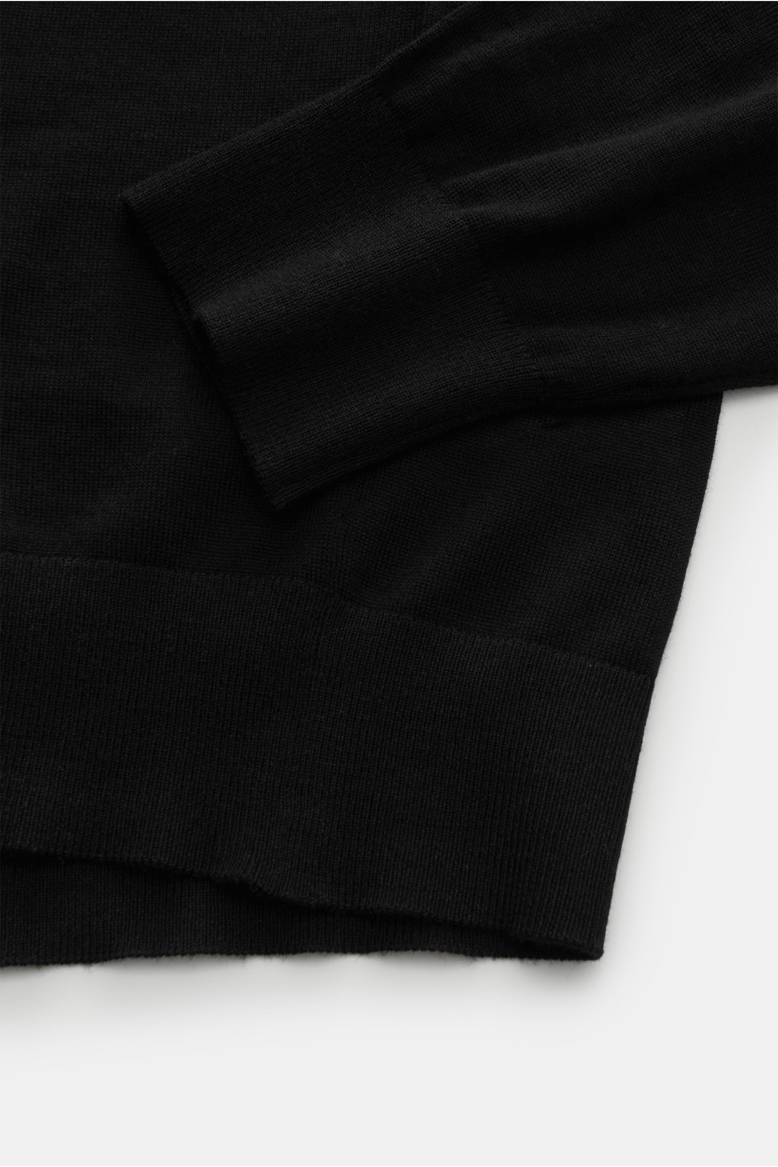 Nahaufnahme des von Braun Merino V-Neck Pullover schwarz aus feinem Merinowoll-Feinstrick mit elastischen Rippbündchen, Slim Fit und V-Ausschnitt.