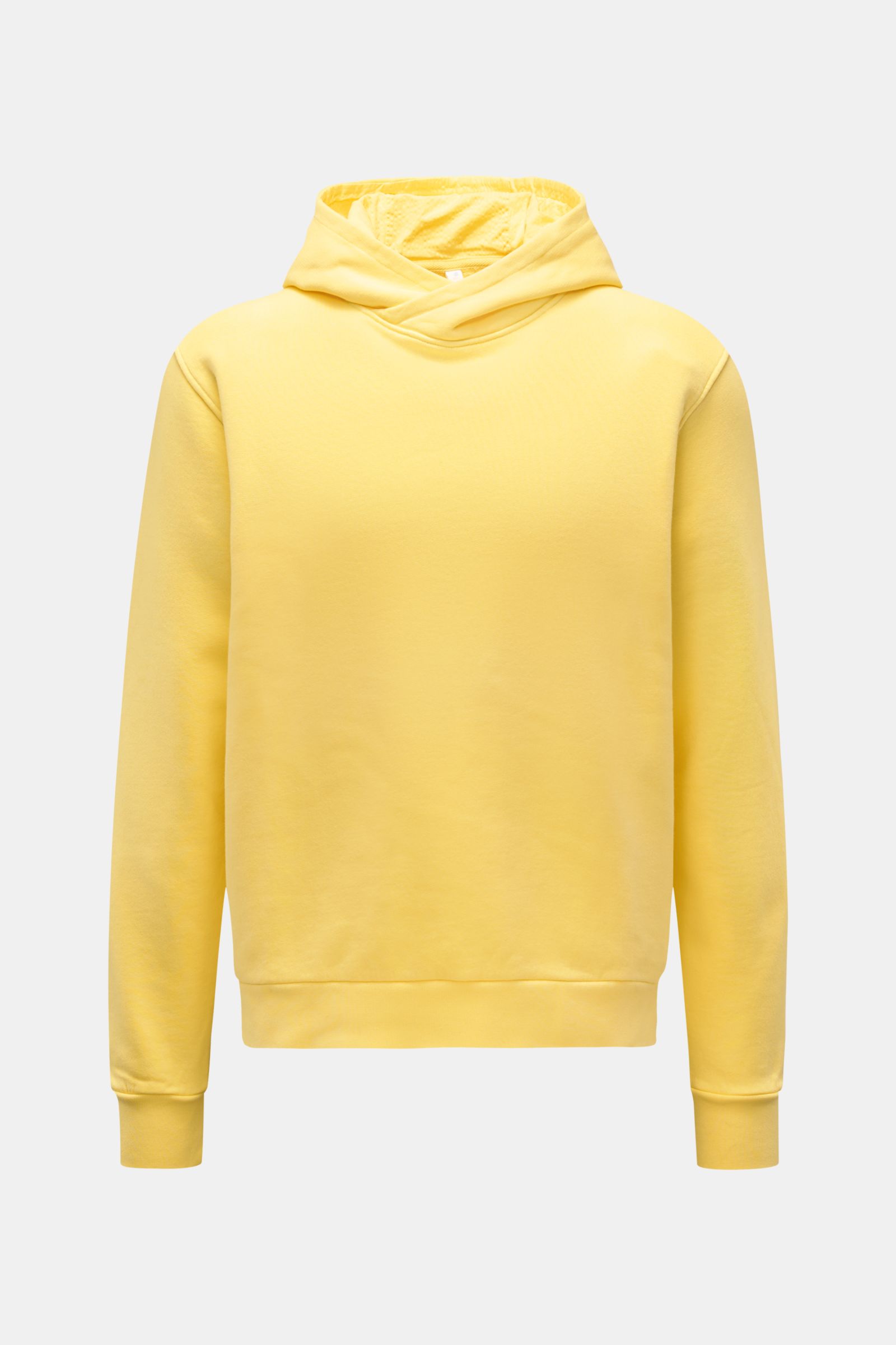 Gelber 04651/ A trip in a bag Kapuzenpullover 'AF Hoody' im Regular Fit, aus weichem, garment dyed Baumwoll-Sweat mit Kapuze und Seersucker-Futter, frontal fotografiert.