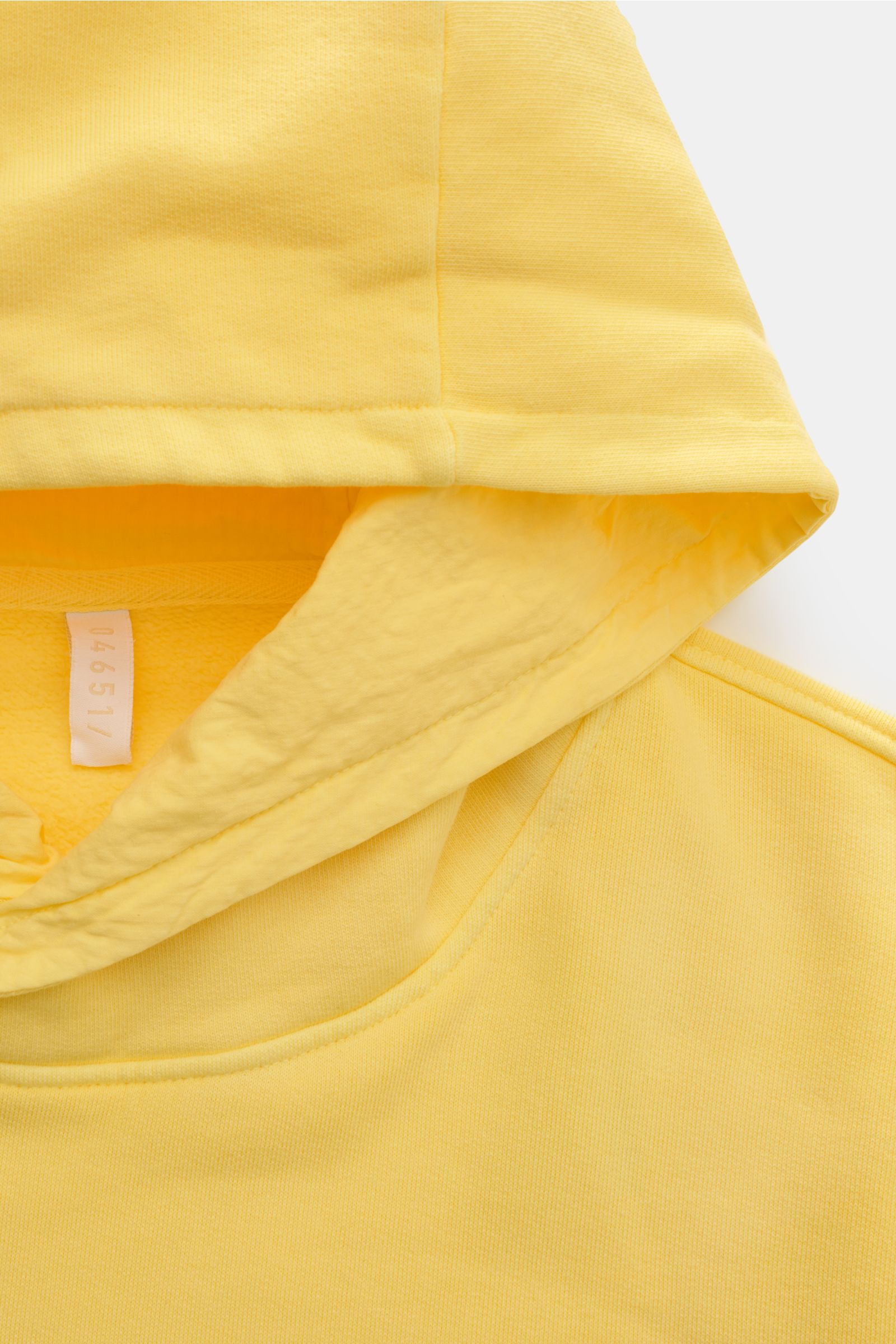 Gelber 04651/ A trip in a bag Kapuzenpullover 'AF Hoody' aus reiner Baumwolle, garment dyed, mit Kapuze und weichem Seersucker-Futter, Nahaufnahme von oben.