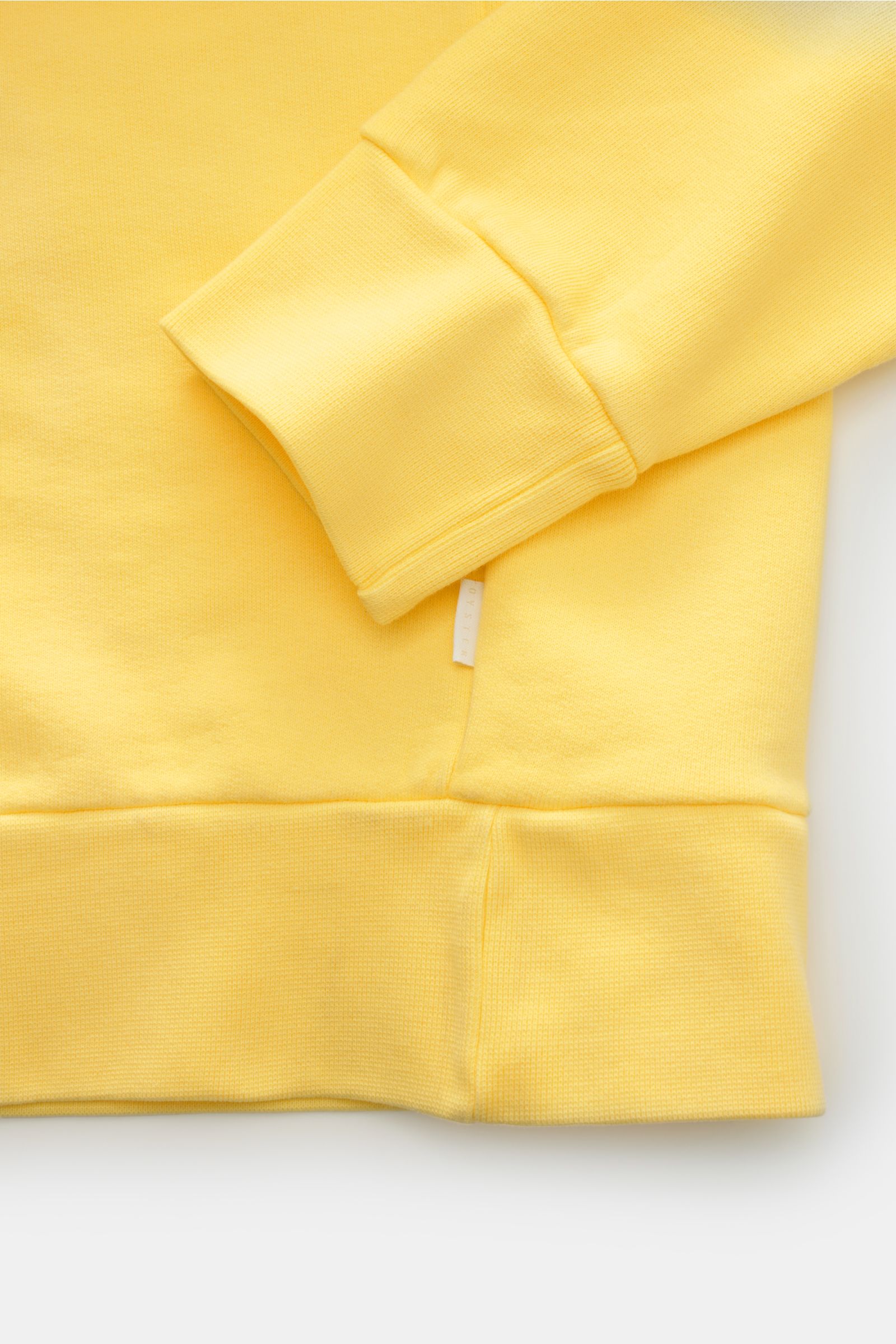 Gelbe Nahaufnahme des 04651/ A trip in a bag Kapuzenpullovers 'AF Hoody' gelb aus Baumwolle, mit weichem Griff und Rippbündchen.